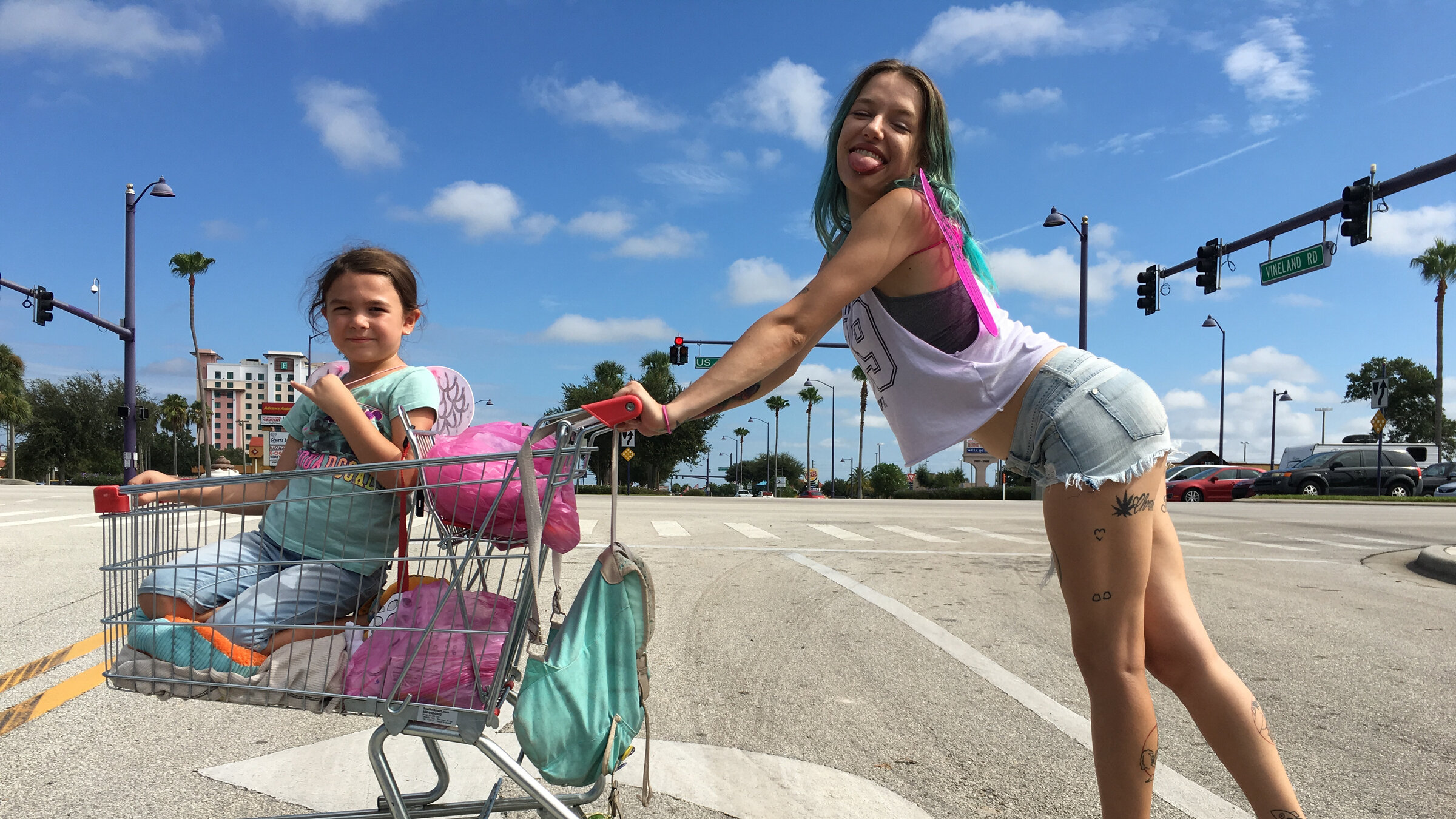 "The Florida Project": Von links: Moonee (Brooklynn Prince) und ihre Mutter Halley (Bria Vinaite) lassen sich die gute Laune nicht verderben.