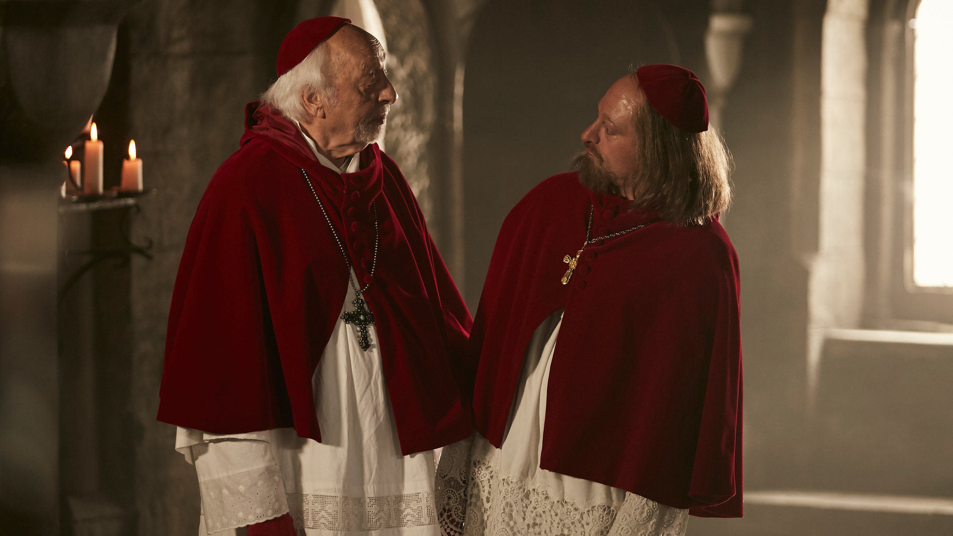 "Sketch History": Karl Darl steht neben Max Giermann, der eine Maske trägt, mit der er wie Karl Dall aussieht. Beide tragen ein Gewand des Papstes.