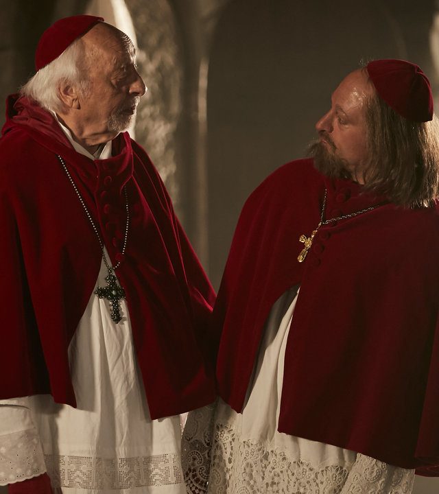 "Sketch History": Karl Darl steht neben Max Giermann, der eine Maske trägt, mit der er wie Karl Dall aussieht. Beide tragen ein Gewand des Papstes.