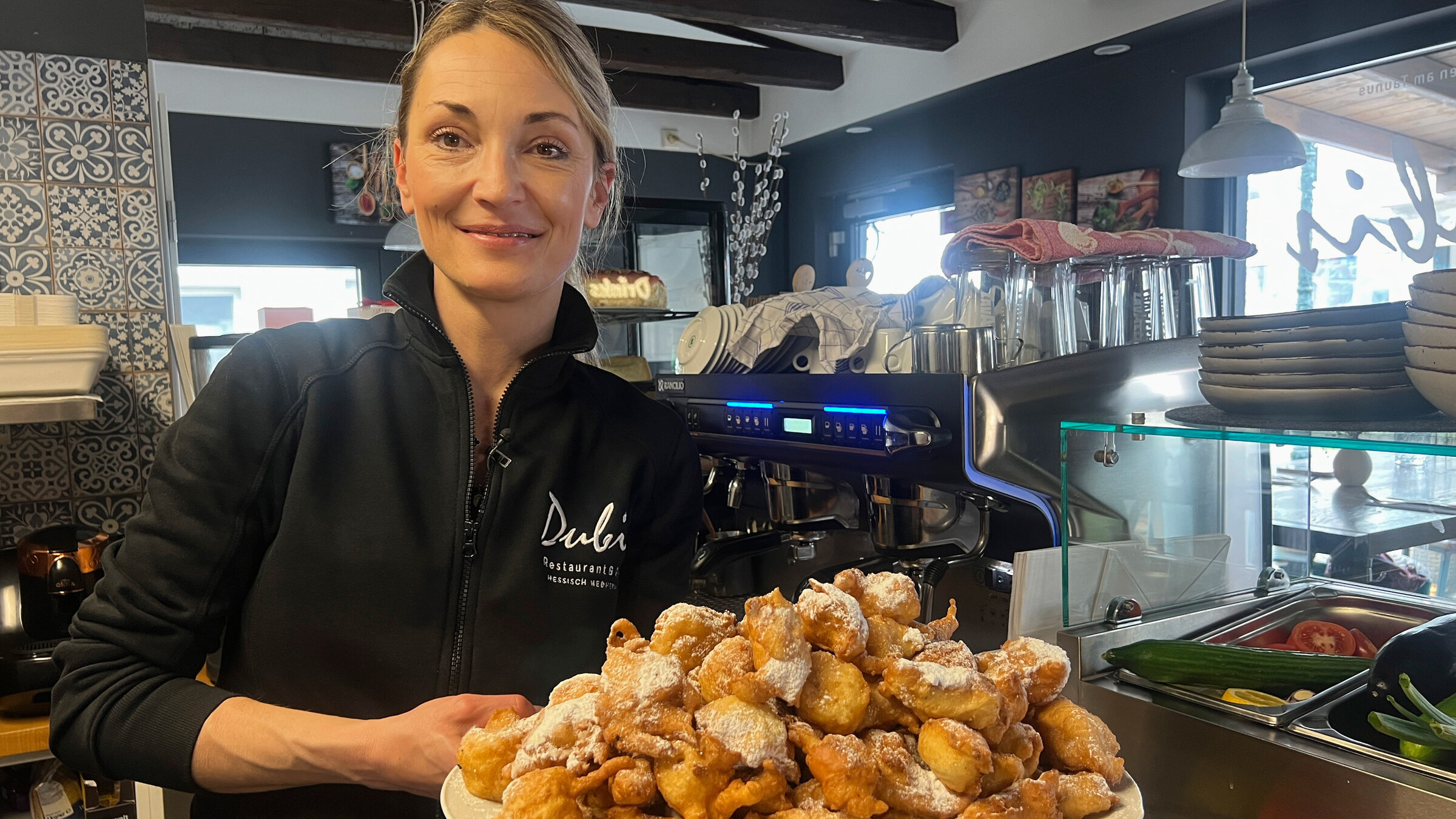 "Kochstories: Von der Jura-Studentin zur erfolgreichen Gastronomin": Gastronomin Dubravka "Dubi" Granic mit Fritule (kroatische Vanillekrapfen).