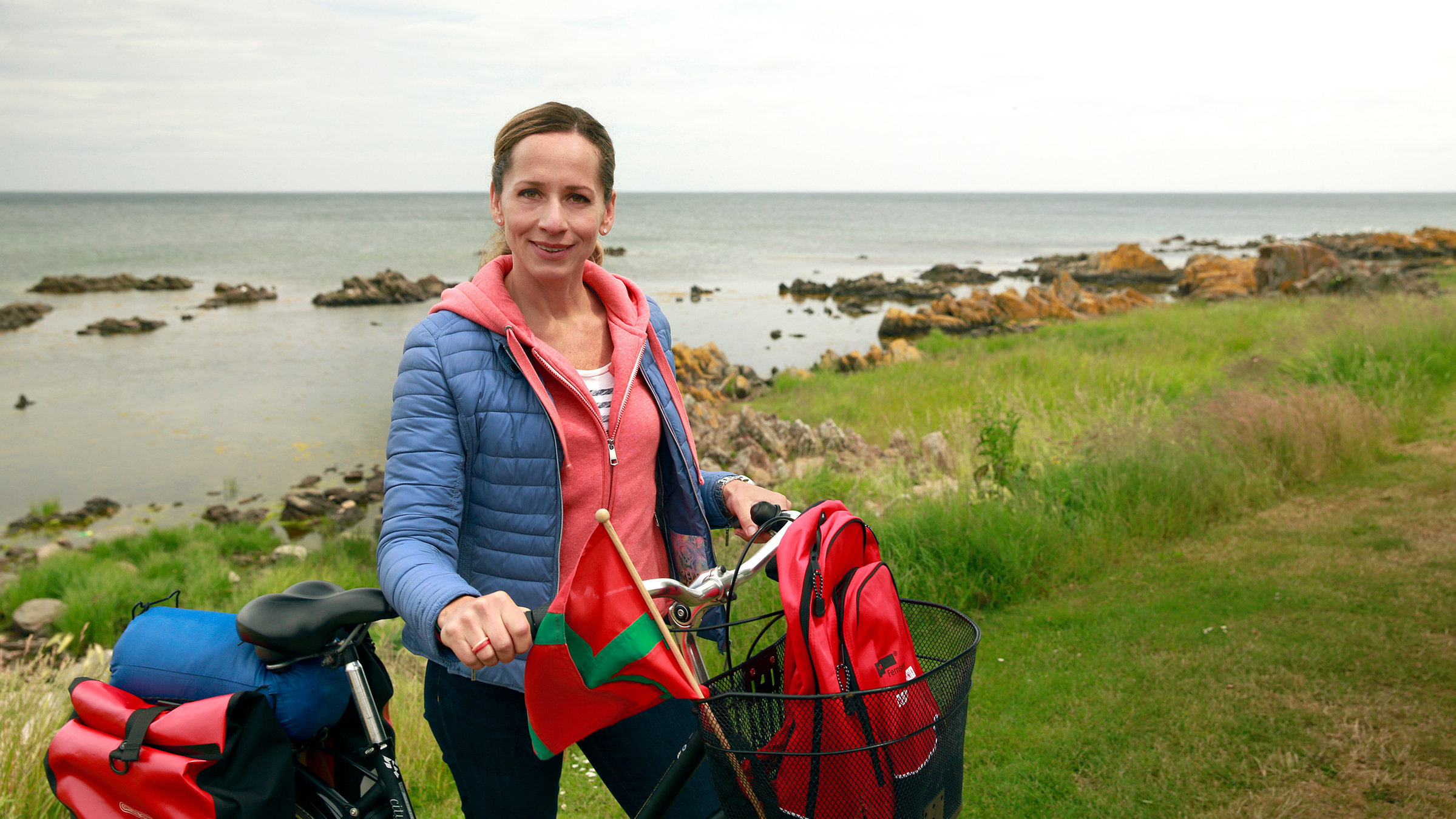 "Tamina auf Bornholm": Moderatorin Tamina Kallert umrundet die Insel Bornholm mit dem Fahrrad und macht dabei auch Abstecher ins Inselinnere.