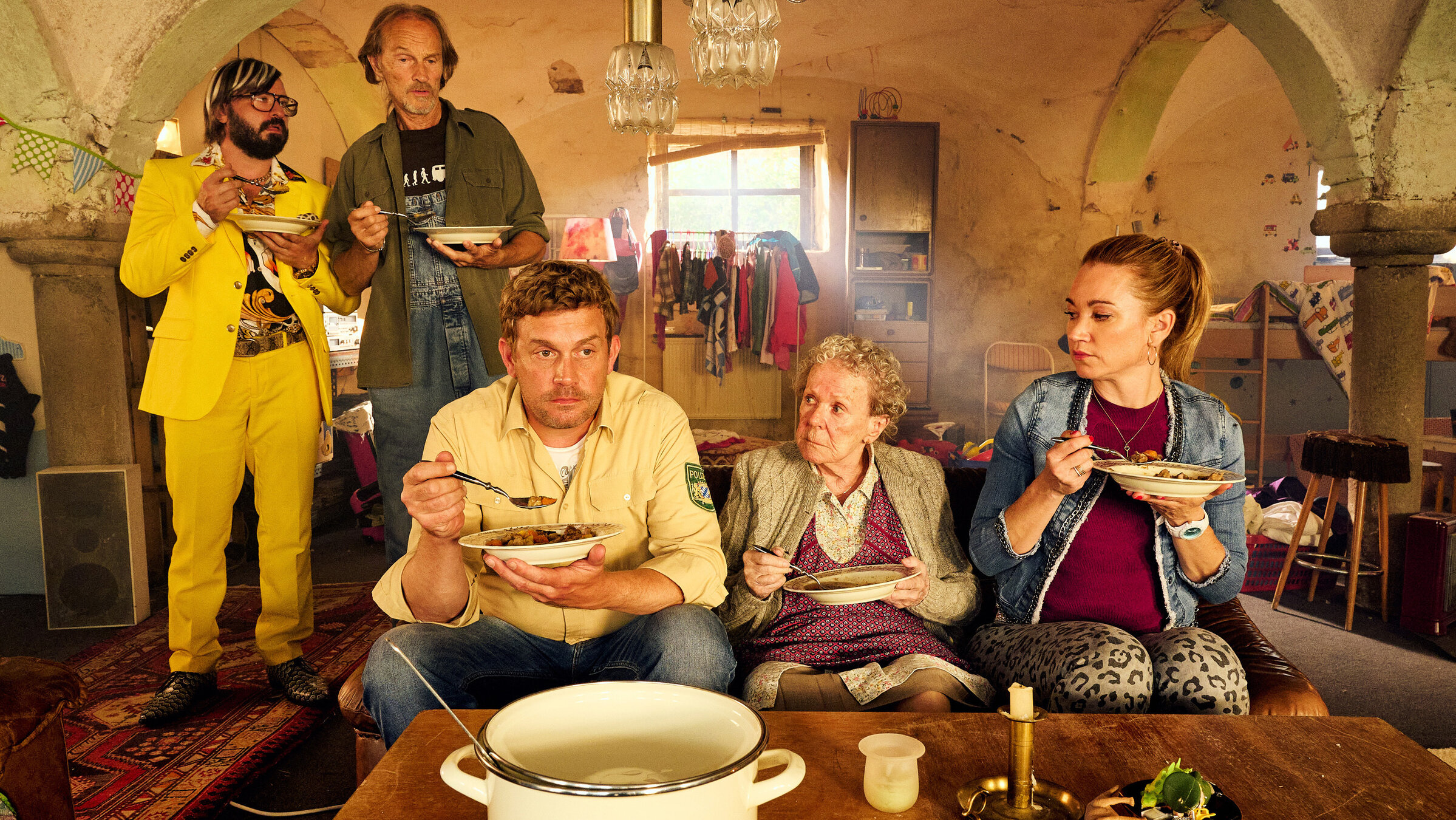 "Guglhupfgeschwader": Oma Eberhofers (Enzi Fuchs, Mitte) Kochkünste sind Krisenfest. Flötzinger (Daniel Christensen), Papa Eberhofer (Eisi Gulp), Franz Eberhofer (Sebastian Bezzel) und Susi (Lisa Maria Potthoff) genießen ihre Mahlzeit.
