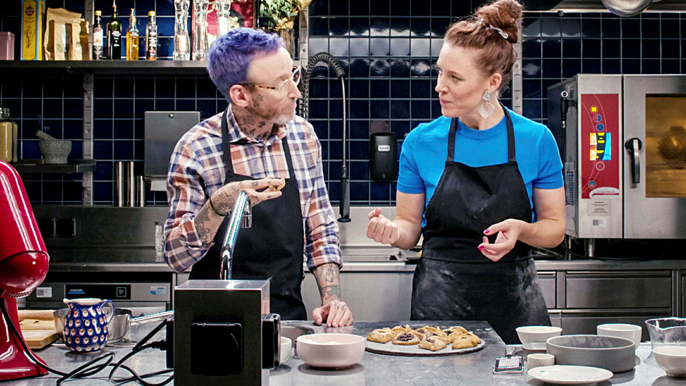 "Fromme Törtchen - Zwischen Teig & Tradition": Hamantaschen - Thomas Meyer und Nicole Freudiger in der Backküche.