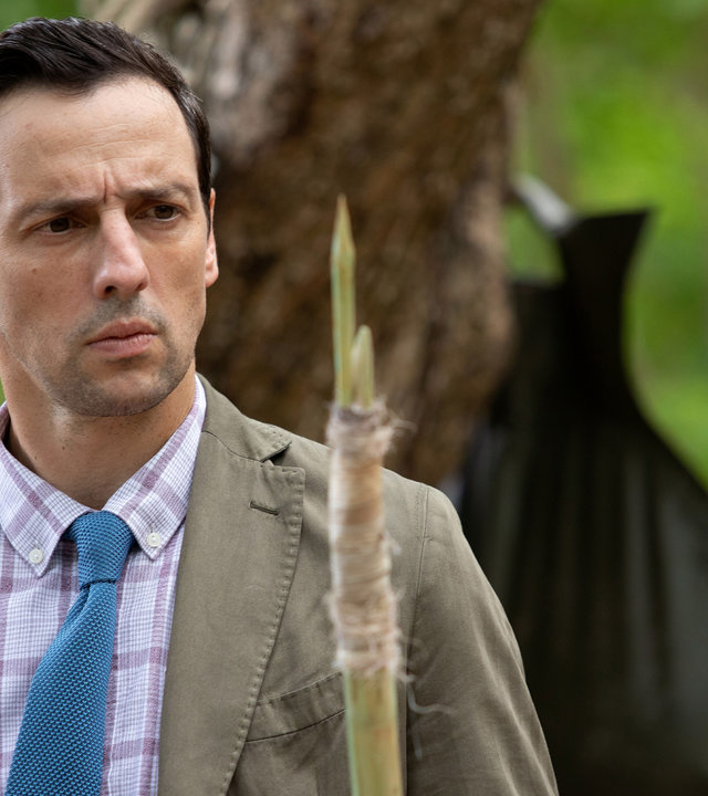 "Death in Paradise - Mosquito Island": Detektive Neville Parker (Ralf Little) schaut konzentriert auf zwei Speere.