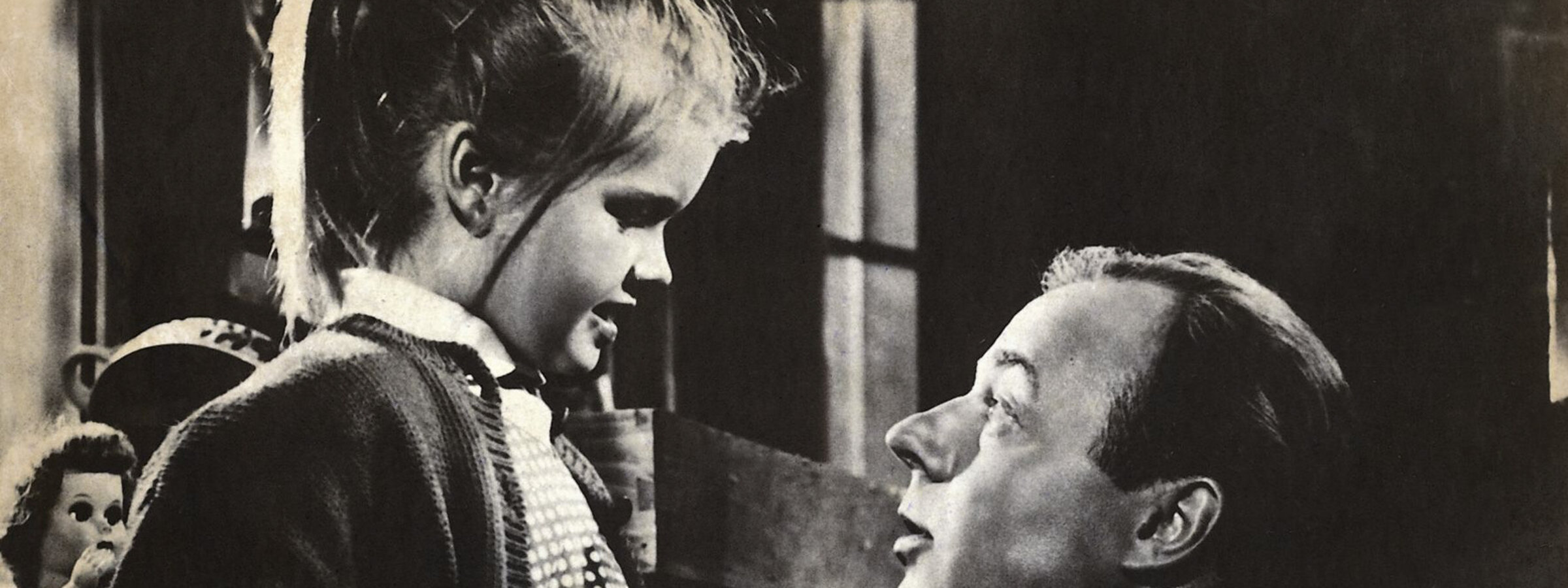 Kommissar Matthäi (Heinz Rühmann) kümmert sich rührend um die kleine Annemarie (Anita von Ow). Aber er warnt sie auch eindringlich, niemals vom Weg zur Schule abzuweichen, nicht in den Wald zu laufen und keinem Mann zu folgen. Was hat Mattäi vor?