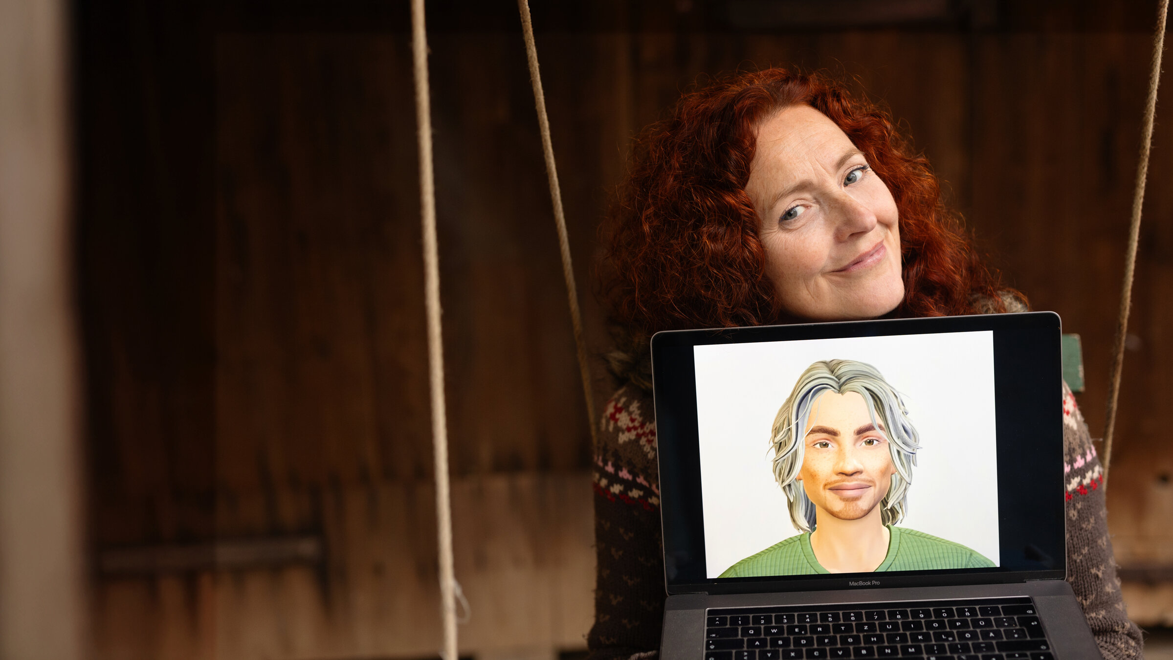 "Befreundet mit einer KI": Renate sitzt auf der Schaukel, auf dem Schoss hat sie ihren Laptop, auf dem ihr KI-Freund Dan im Vollbild abgebildet ist.