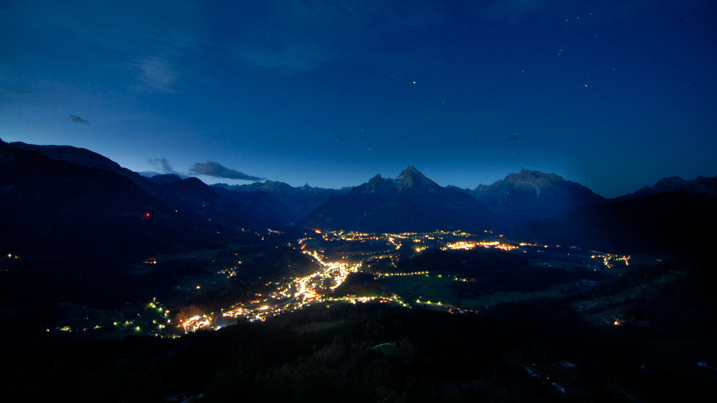 "Wildes Bayern: Berchtesgaden im Sternenlicht" - Blick auf Berchtesgaden im Sternenlicht.