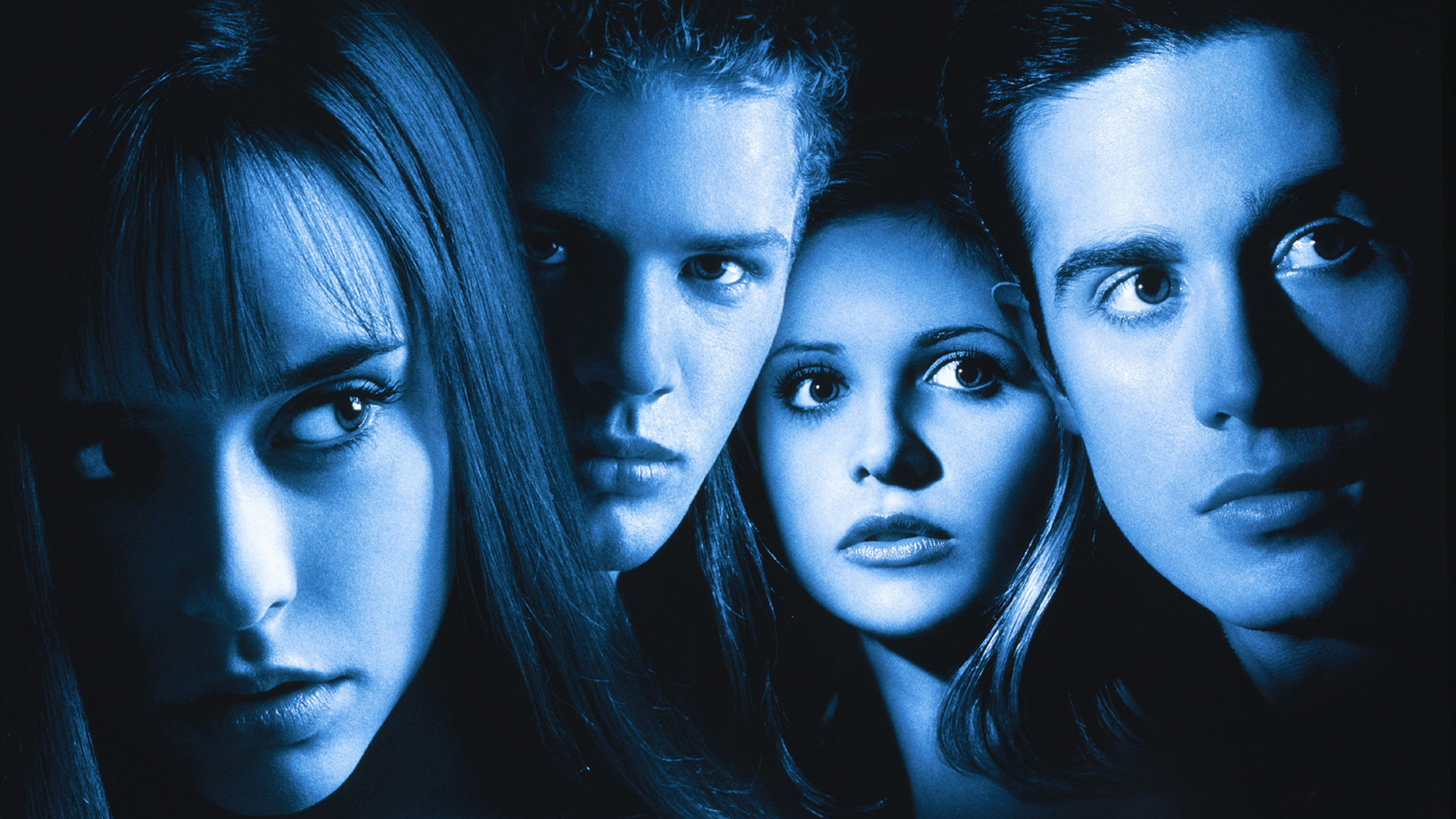 "Ich weiß, was du letzten Sommer getan hast": Die Gesichter der vier Freunde Julie (Jennifer Love Hewitt), Barry (Ryan Phillipe), Helen (Sarah Michelle Gellar) und Ray (Freddie Prinze Jr.) sind in Nahaufnahme zu sehen.