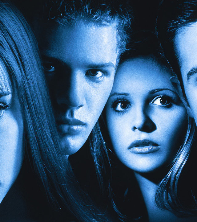 "Ich weiß, was du letzten Sommer getan hast": Die Gesichter der vier Freunde Julie (Jennifer Love Hewitt), Barry (Ryan Phillipe), Helen (Sarah Michelle Gellar) und Ray (Freddie Prinze Jr.) sind in Nahaufnahme zu sehen.