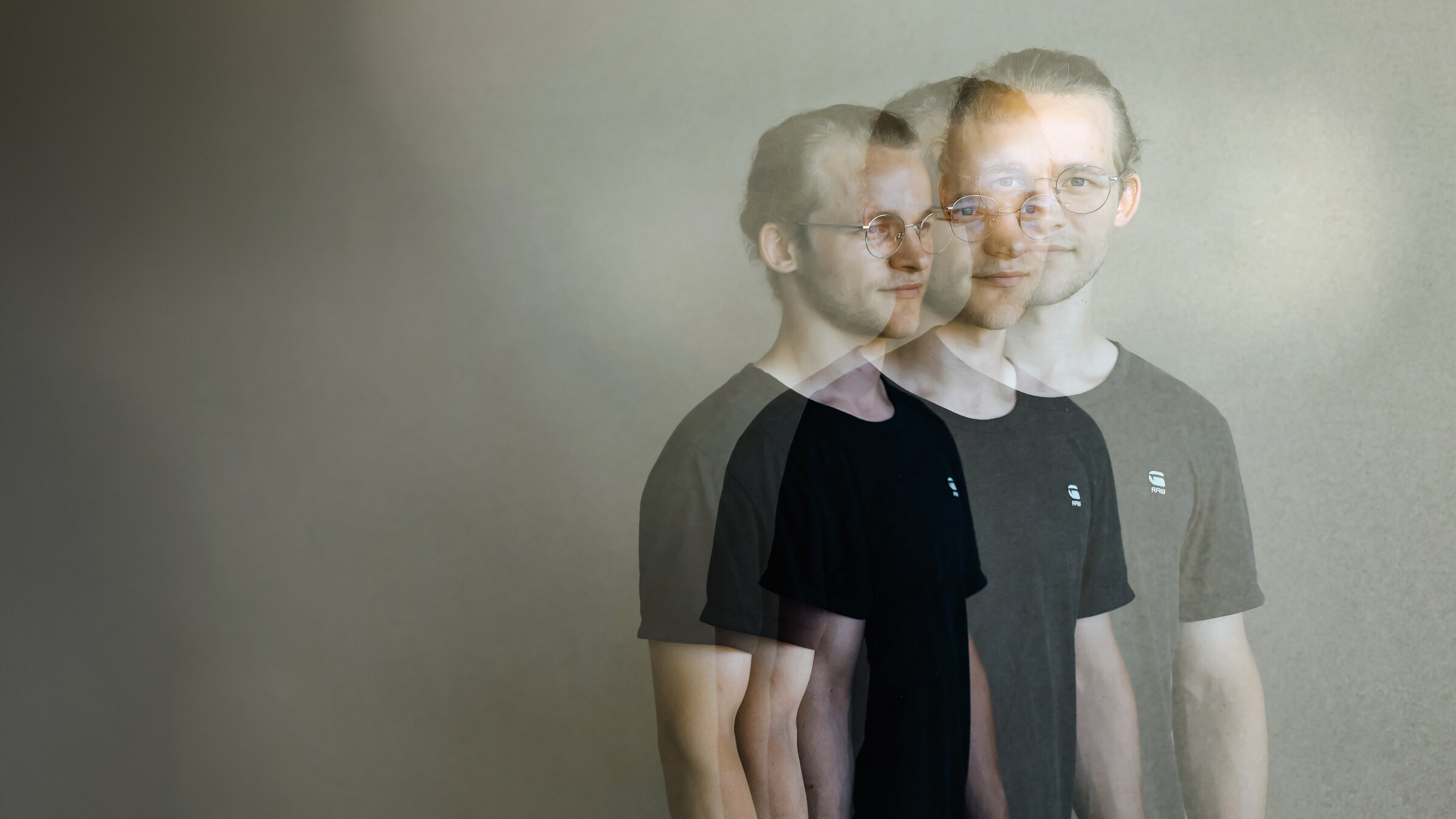 "37°Leben: Lebensmüde und Hoffnungsvoll": Collage mit Mehrfachbelichtung: Arthur (23) steht vor einer Wand.