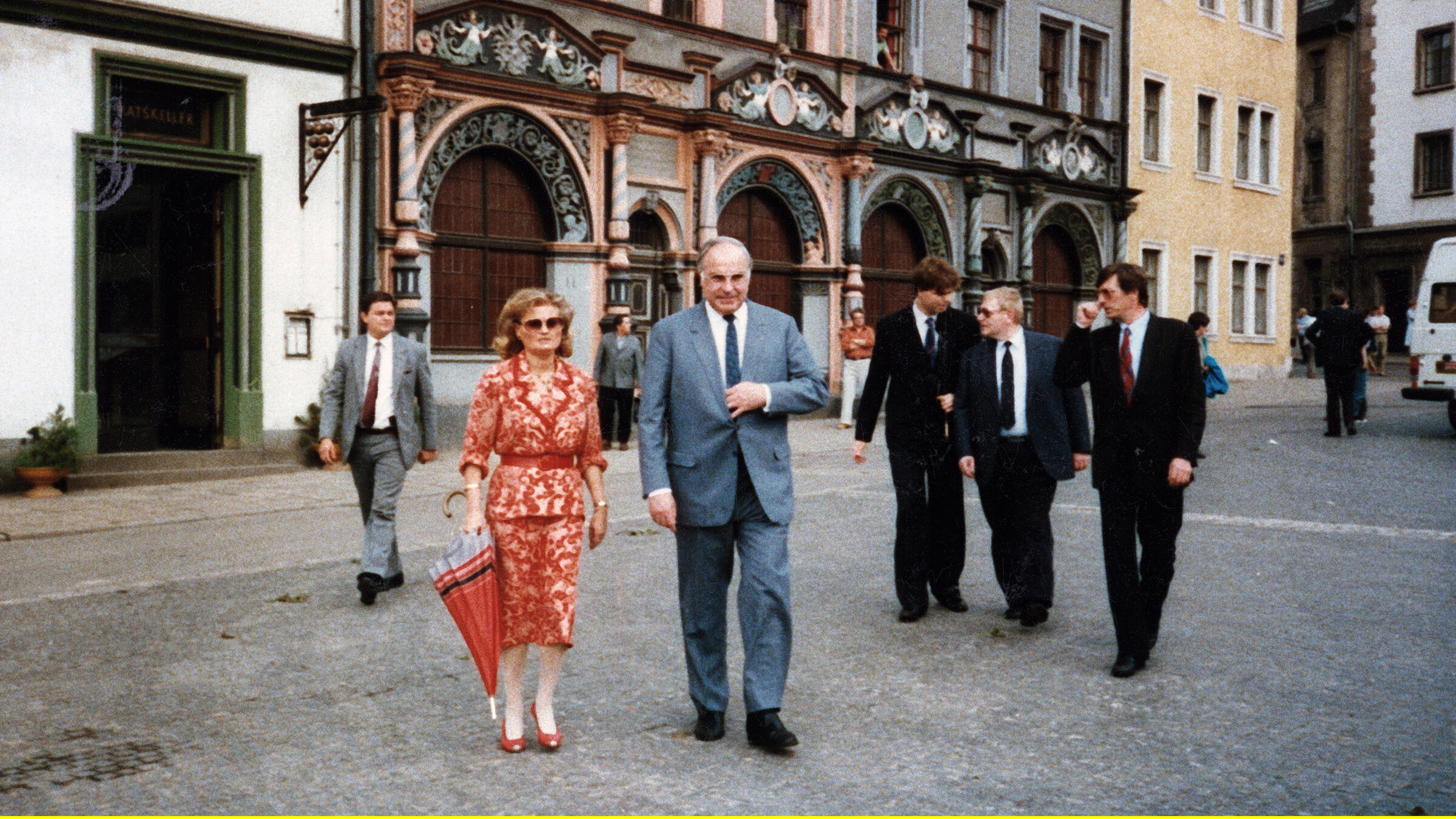 "Geheimdiplomat Bundeskanzler - Wie Helmut Kohl die Staatssicherheit narrte": Bundeskanzler Helmut Kohl (r.) und Ehefrau Hannelore (l.) während dessen geheimen DDR-Besuches vom 27. – 29. Mai 1988 in Weimar.