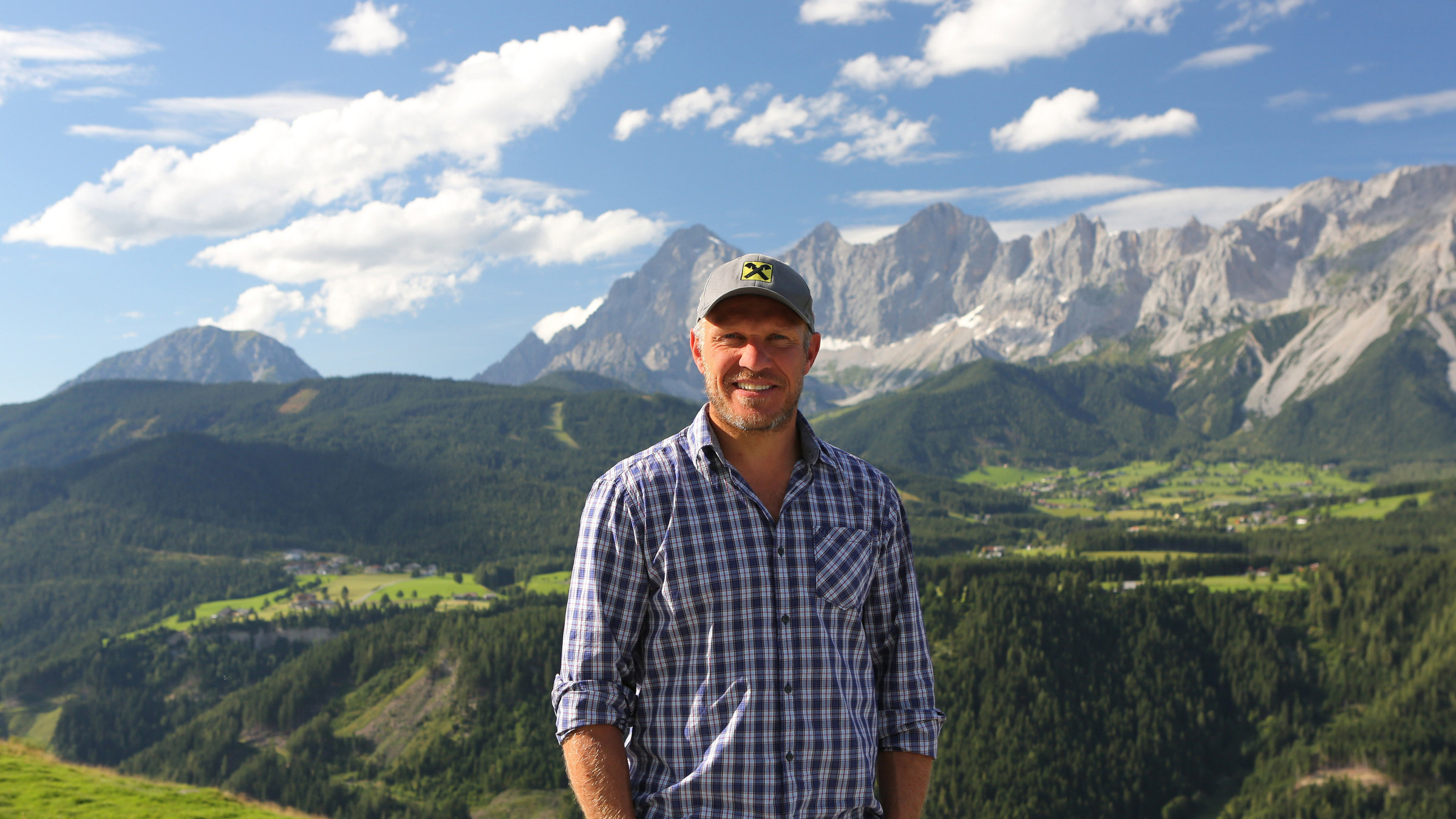 "Hermann Maier: Meine Heimat, das Land am Dachstein" - Hermann Maier vor dem Dachsteinmassiv mit dem Dreigestirn Torstein, Mitterspitz, Hoher Dachstein: ein Stück Heimat für ihn, der einst in Schladming zur Schule ging.