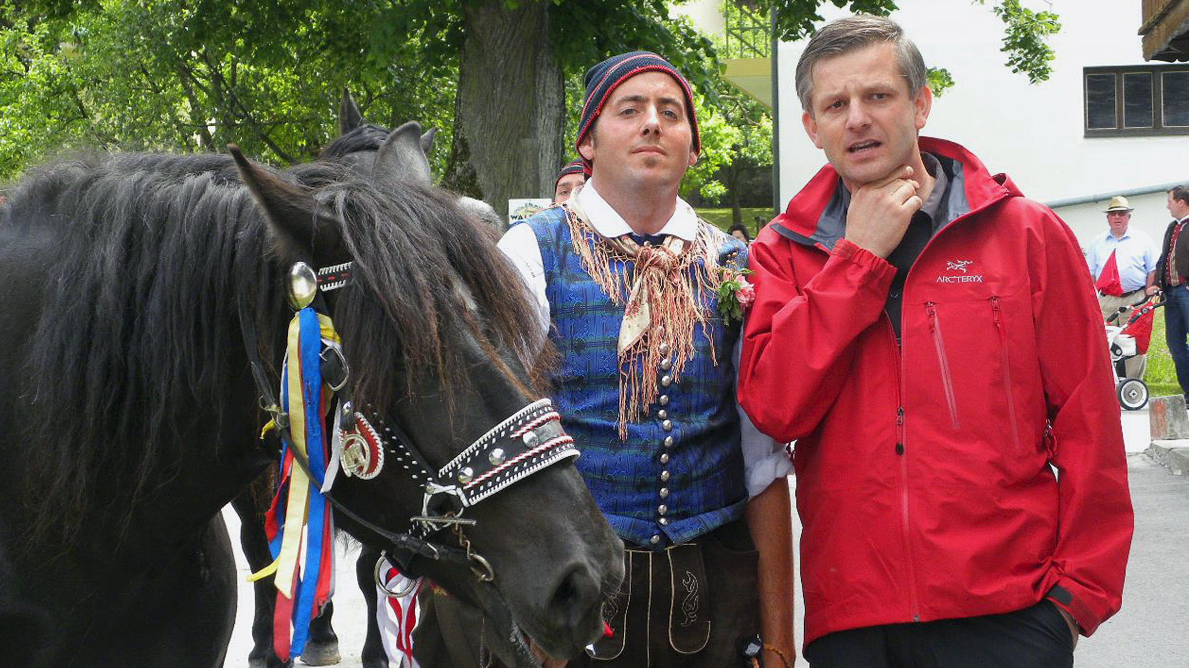 "Fernweh: In den Alpen, von Kärnten über Italien nach Maribor" - Moderator Rainer Maria Salzgeber besucht ein mittelalterliches Pferdespektakel im Untergailtal: Moderator Rainer M. Salzgeber (r.)