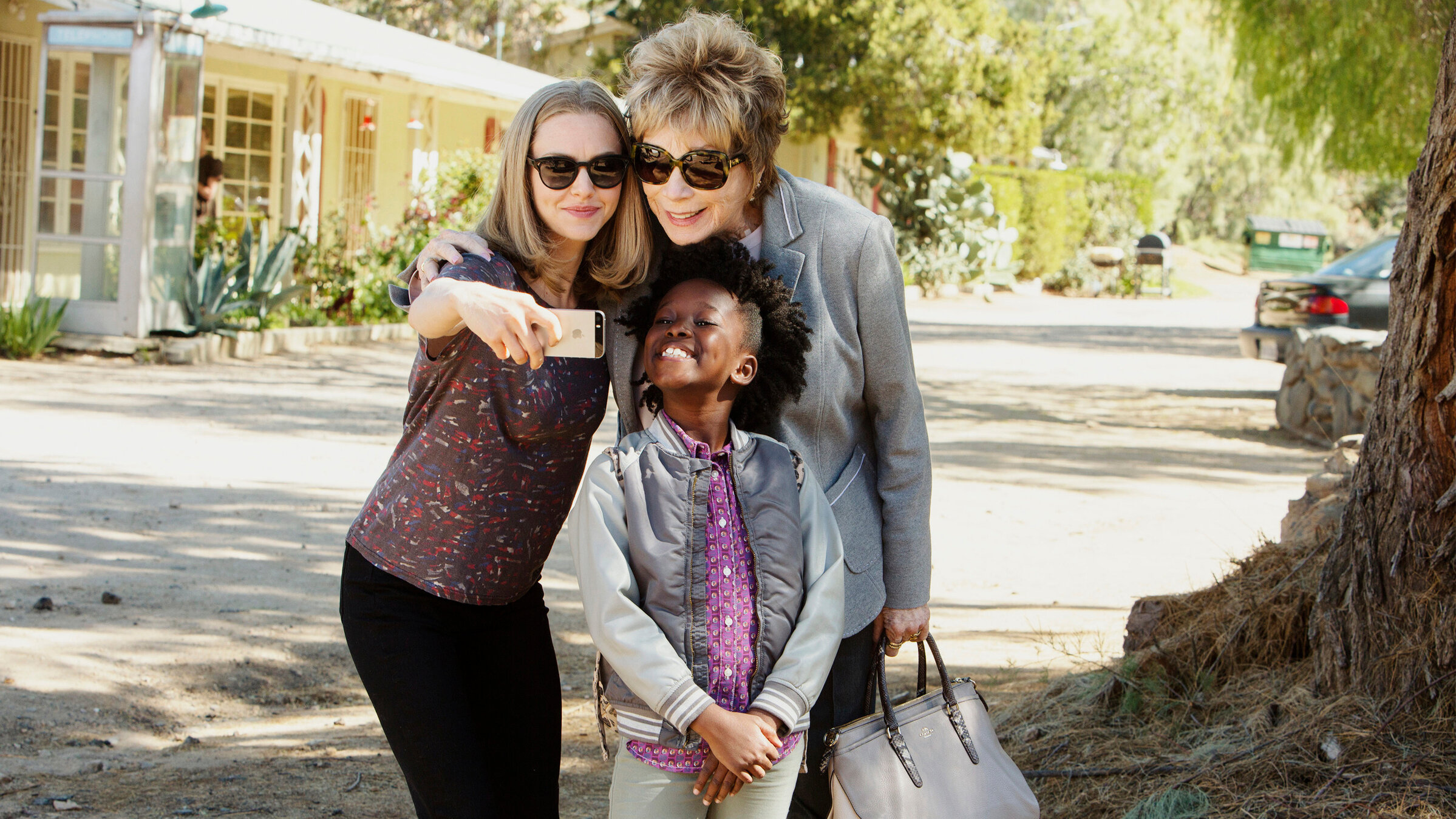 "Zu guter Letzt": Anne Sherman (Amanda Seyfried, li.) hat die schwierige Aufgabe: Sie soll Harriet Lauler (Shirley MacLaine, re.) als Wohltäterin der neunjährigen Brenda (AnnJewel Lee Dixon) inszenieren.