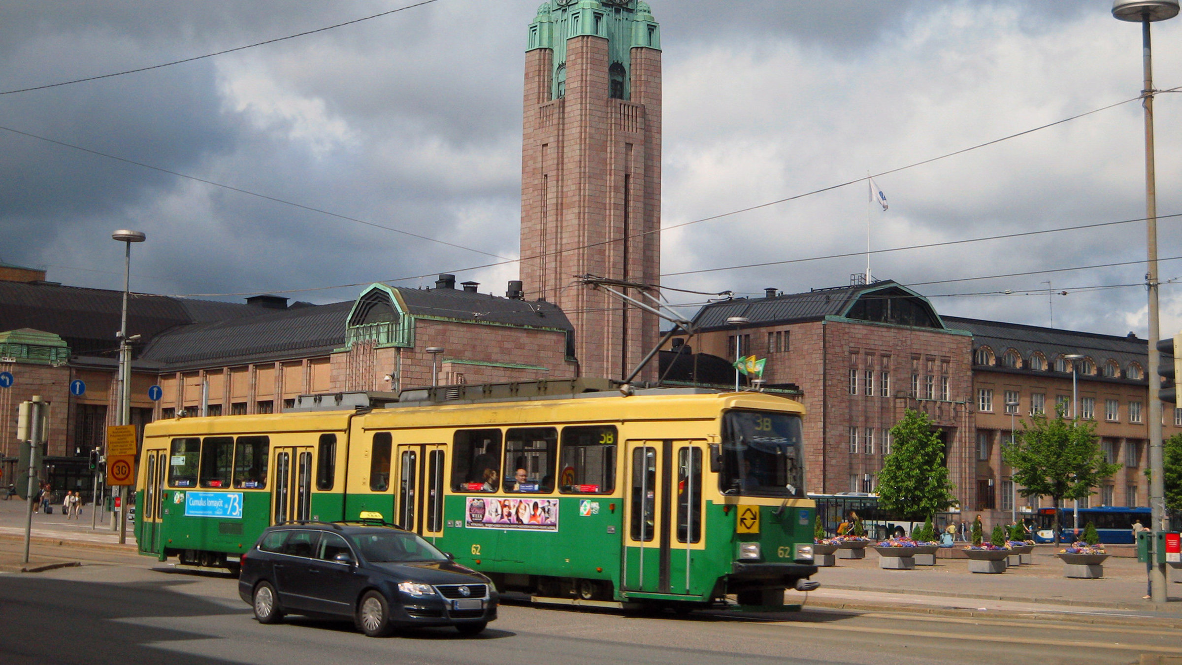 "Mit dem Zug durch Finnland" - Blick auf den Hauptbahnhof von Helsinki, von dem Architekten Eliel Saarinen im finnischen Jugendstil erbaut.