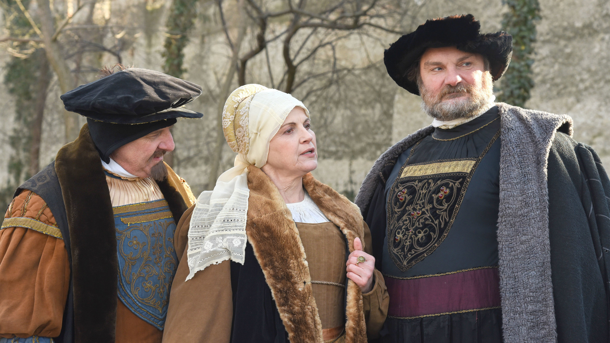 "Die Fugger im Silberreich": Johannes (Martin Leutgeb) vor der Stadtmauer in Groß-Enzersdorf
