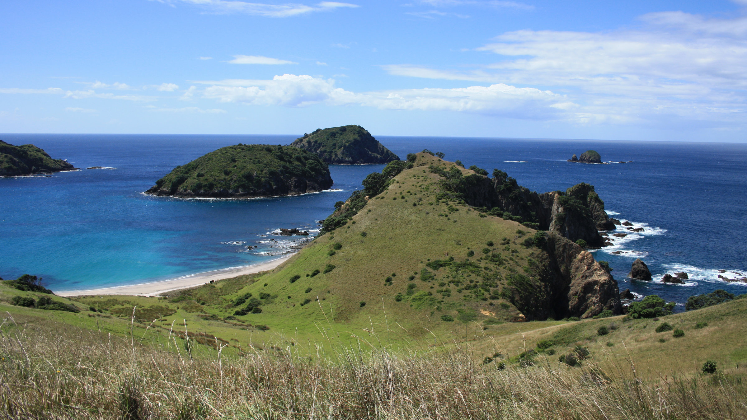 "Terra X: Abenteuer Neuseeland - 1. Aufbruch der Glücksritter": Blick auf das Segelrevier Bay of Island im Sonnenschein.