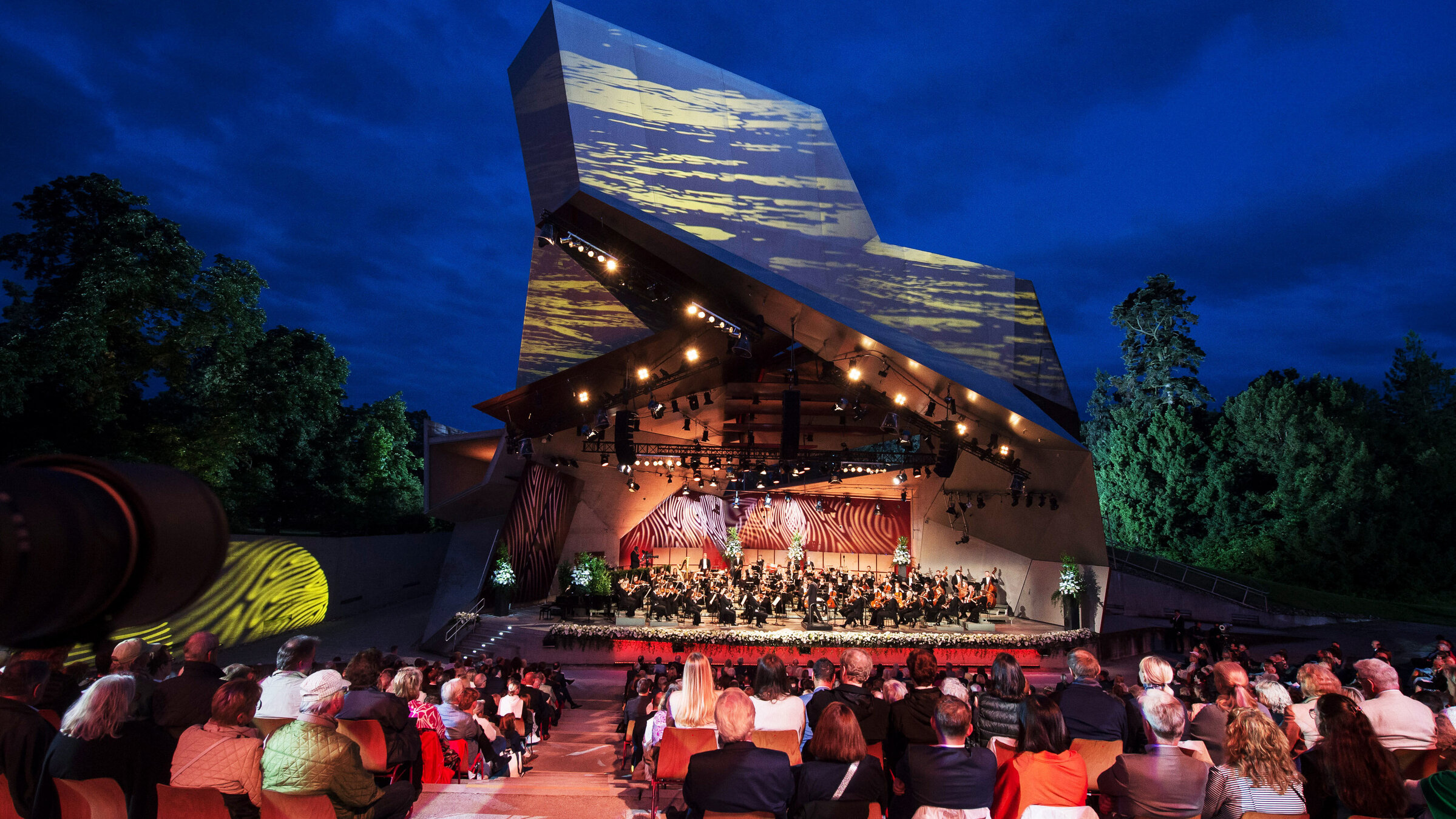 "Sommernachtsgala Grafenegg 2024": Wolkenturm in Grafenegg mit Publikum.