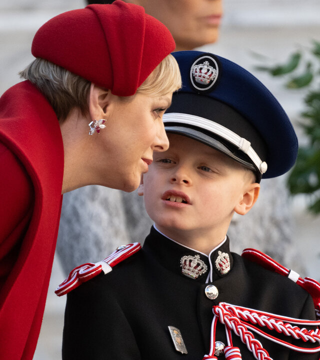 "ZDFroyal: Fürstenkinder - Monaco - Glanz und Drama": Charlene von Monaco beugt sich zu ihrem Sohn, Prinz Jaques von Monaco.