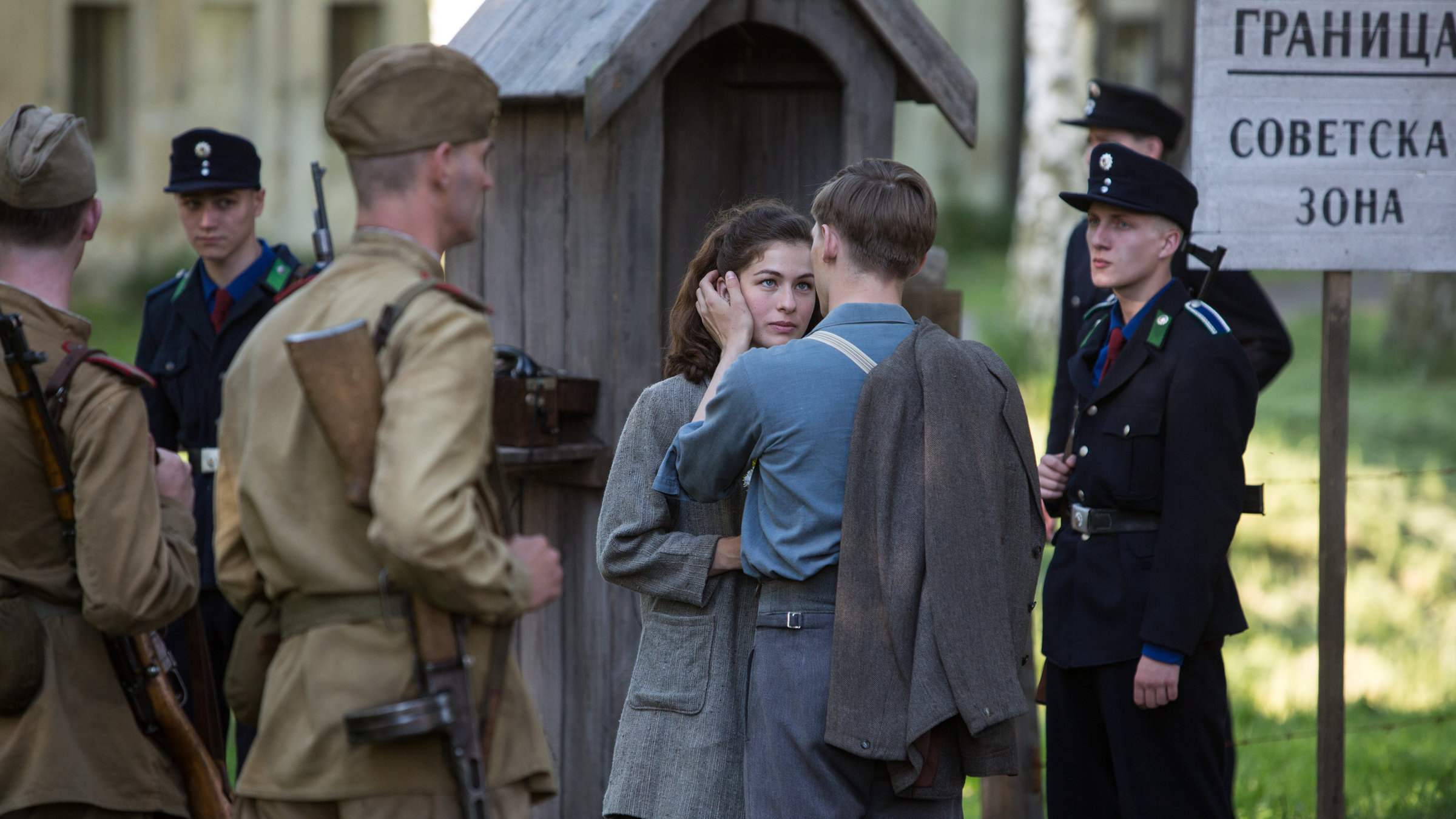 "TANNBACH - Schicksal eines Dorfes, Mein Land, dein Land" - Friedrich (Jonas Nay) und Anna (Henriette Confurius)