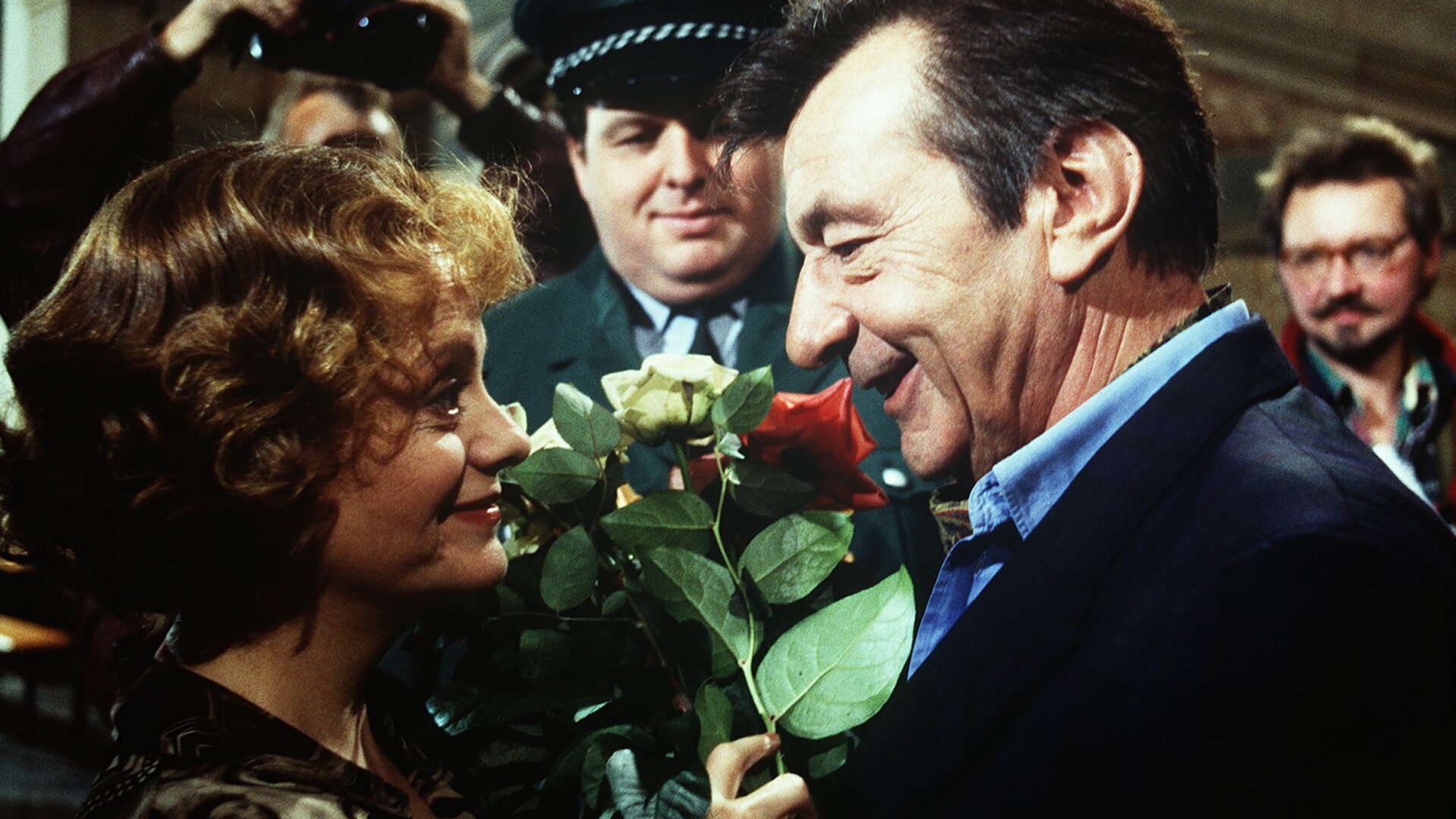 "Alle meine Töchter - Realitätsverlust": Berthold Sanwald (Günter Mack) und Frau Haase (Billie Zöckler) stehen sich gegenüber, er überreicht ihr freudig ein paar Blumen.