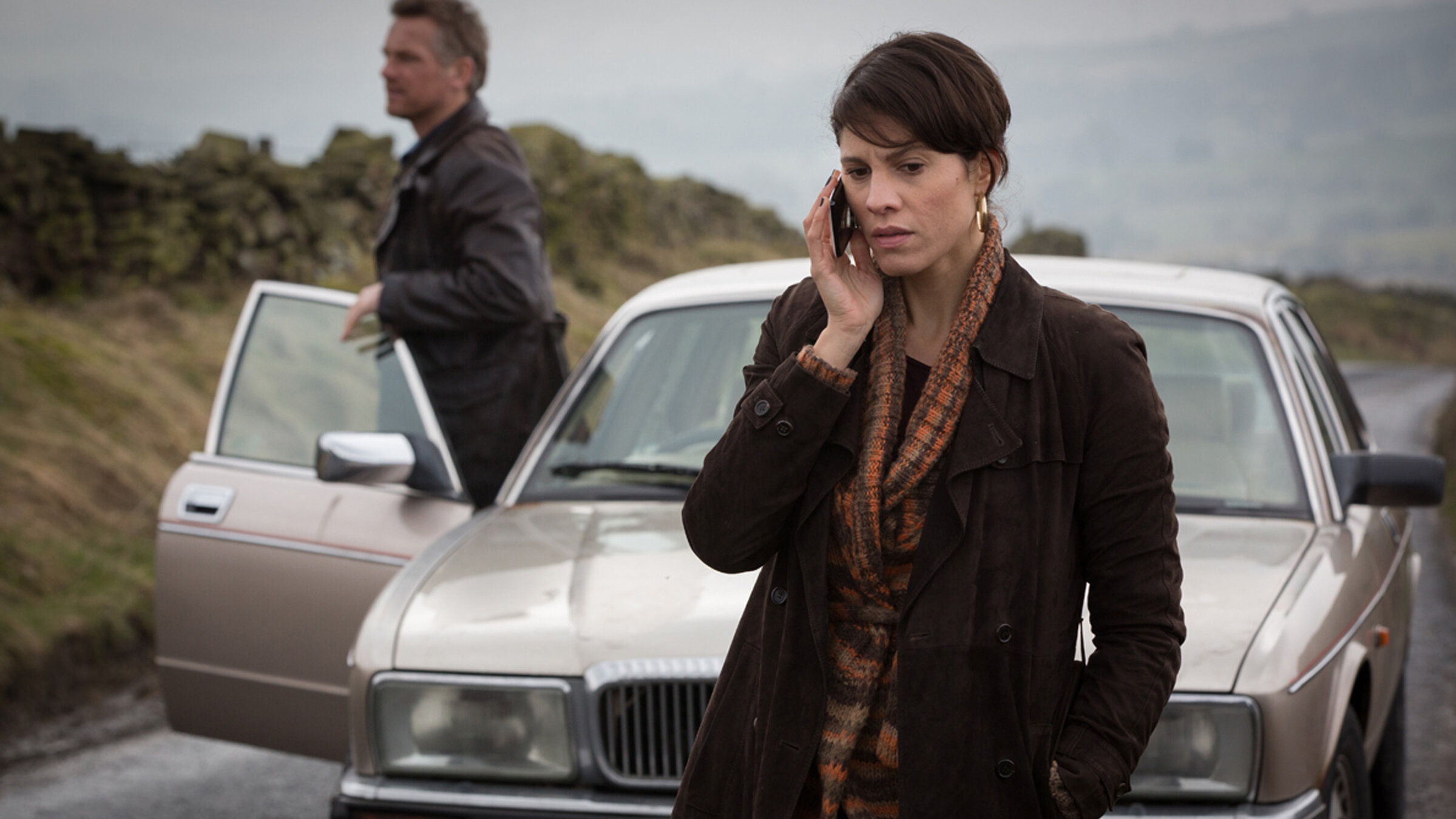 "Charlotte Link - Die Entscheidung": Eine neue Spur zu ihrer verschwundenen Freundin Elaine verfolgt die Journalistin Rosanna (Jasmin Gerat) zusammen mit dem Anwalt Mark (Barry Atsma). Kann sie ihm trauen?