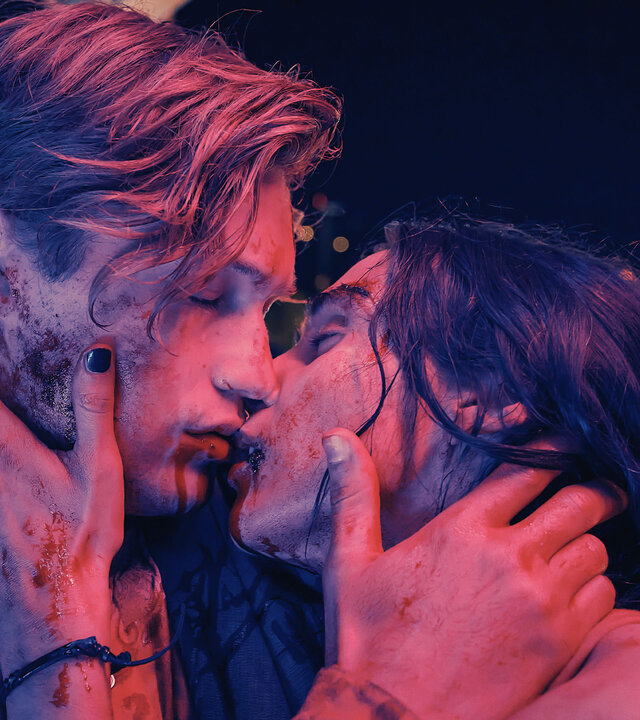 "Love Sucks - Für alle Zeiten": Ben von Greifenstein (Damian Hardung) und Zelda Zoris (Havana Joy) küssen sich mit geschlossenen Augen. Sie haben beide Blut an den Händen und im Gesicht.
