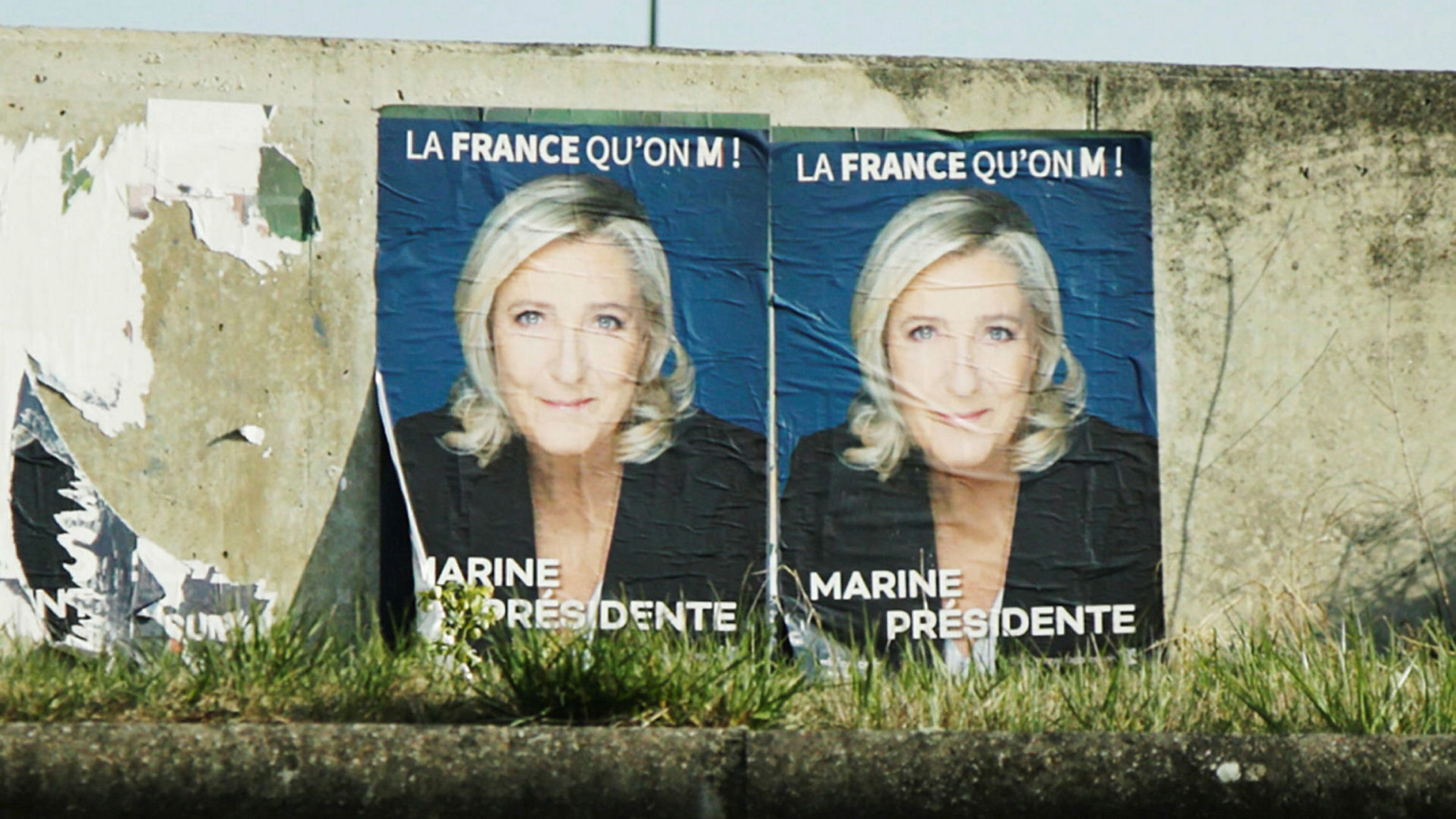 "Mitten in Frankreich – Ein gespaltenes Land wählt": Plakat Marine Le Pen.