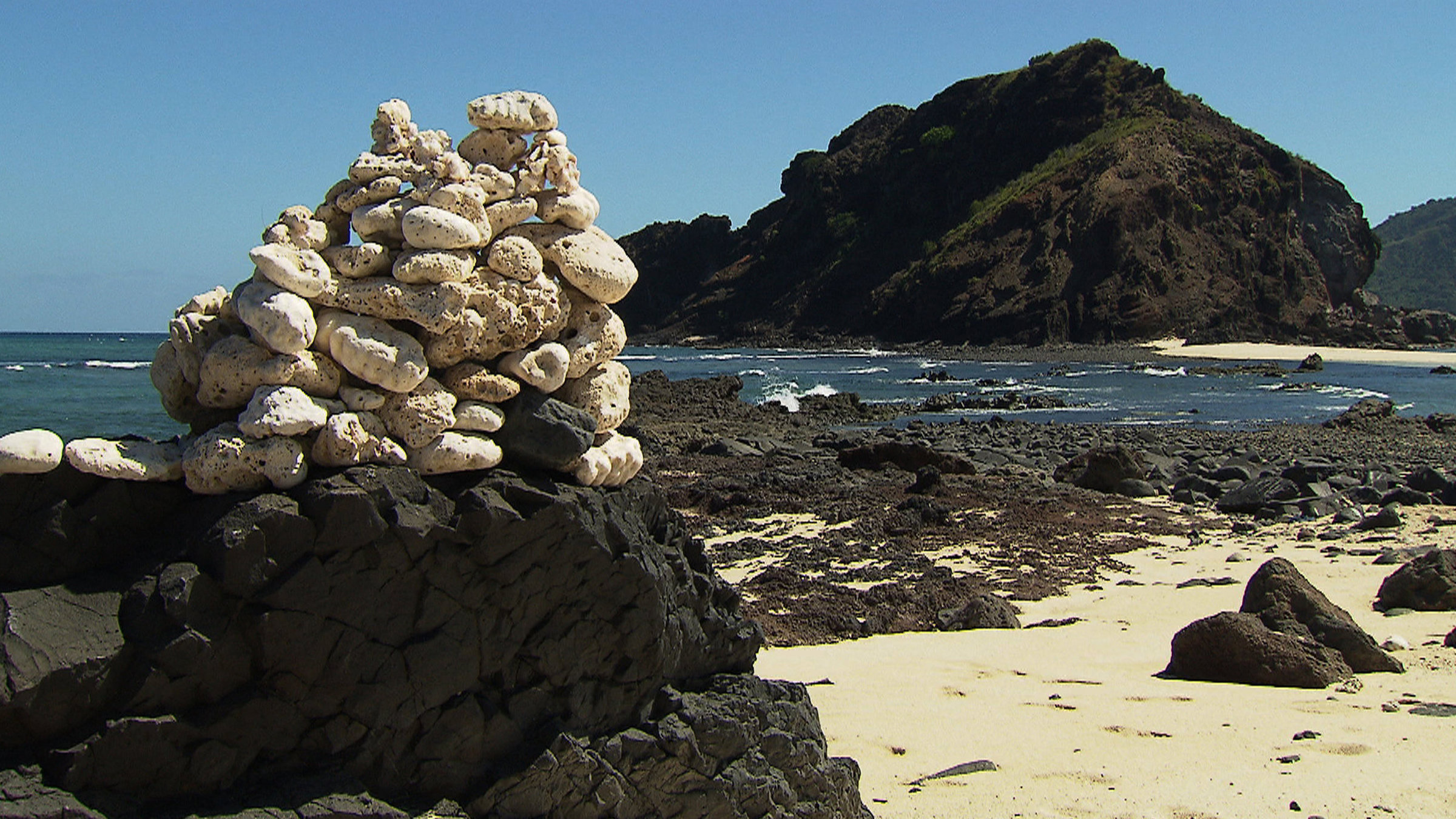 "Reisen in ferne Welten: Mayotte": Vulkaninsel am Rand der Lagune.