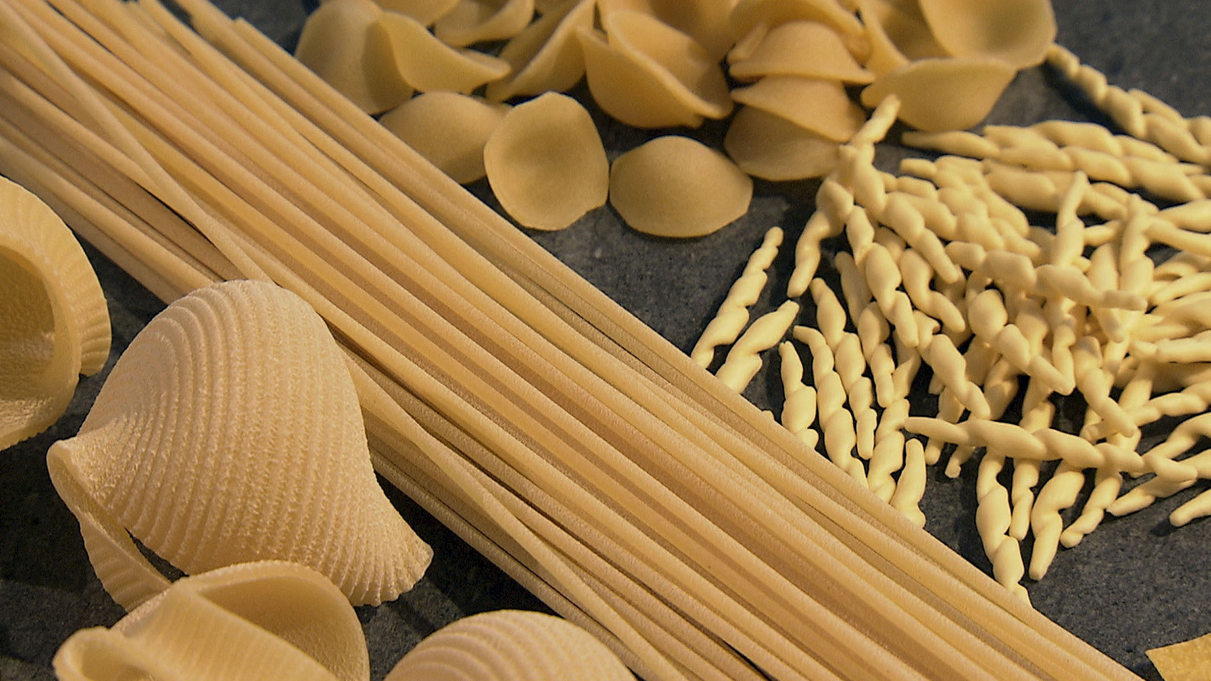 "Pasta - echt italienisch" - verschiedene Nudelsorten.