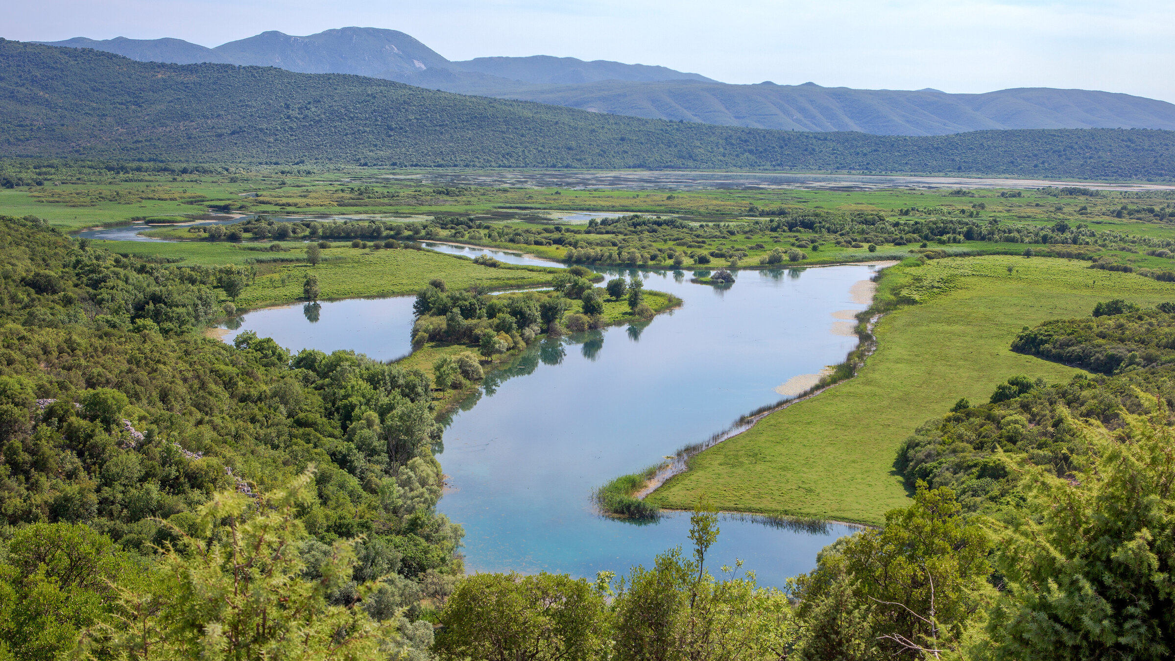 "Raue Welten – Wilde Schönheiten: Bosnien und Herzegowina": Der Naturpark Hutovo Blato: an einer der Vogelzugrouten von Nord- und Mitteleuropa nach Asien und Afrika. Ein einzigartiger mediterraner Sumpf im Neretva-Delta und einer der größten Überwinterungsplätze für Vögel in Europa.