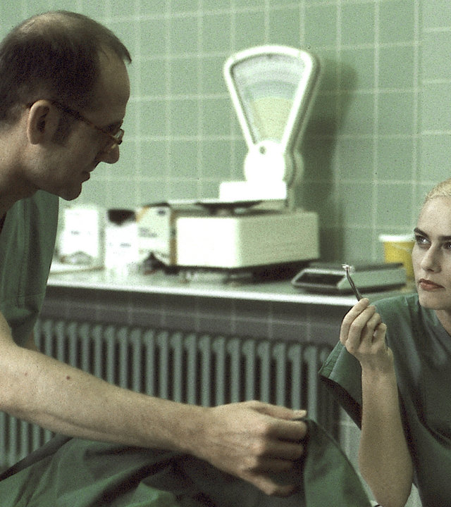 "Der letzte Zeuge - Denn die Rache ist mein": Dr. Kolmaar (Ulrich Mühe) und seine Kollegin Dr. Sommer (Gesine Cukroski) sitzen in der Pathologie nebeneinander und schauen sich an.