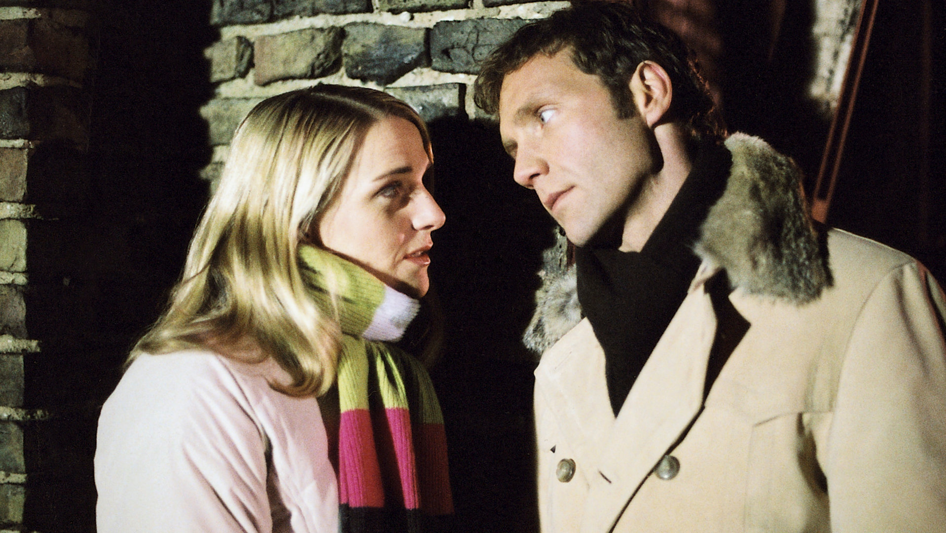 "Bianca - Wege zum Glück: Kapitel 93": In der alten Ruine: Bianca (Tanja Wedhorn) und Oliver (Patrik Fichte) lehnen sich an die Hauswand. Bianca wirkt ehrlich. Oliver schaut Bianca verliebt an.