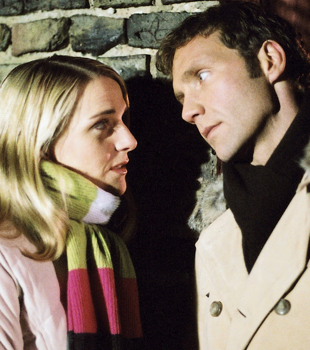 "Bianca - Wege zum Glück: Kapitel 93": In der alten Ruine: Bianca (Tanja Wedhorn) und Oliver (Patrik Fichte) lehnen sich an die Hauswand. Bianca wirkt ehrlich. Oliver schaut Bianca verliebt an.