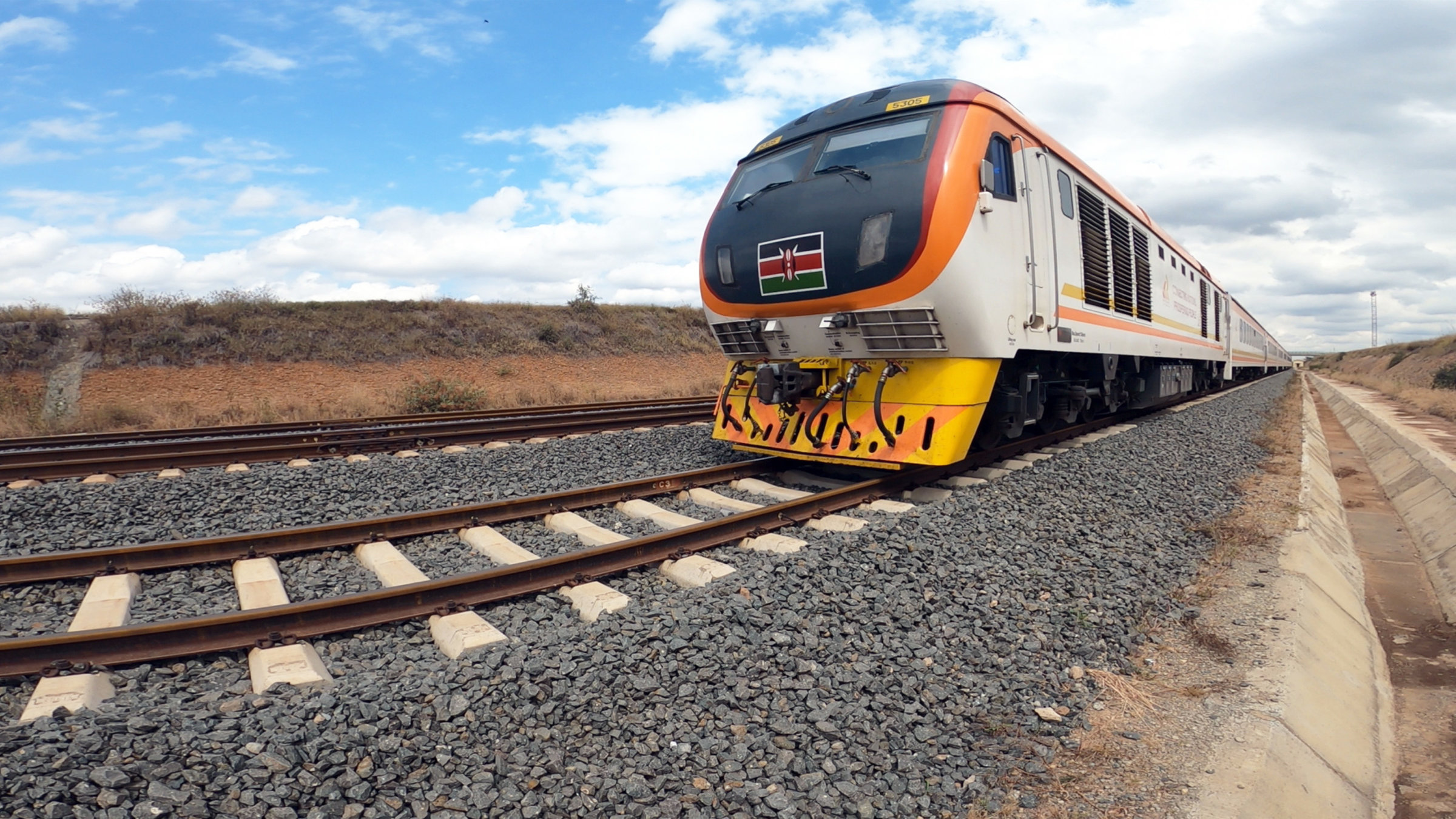 "Kenias moderne Magistrale": Der neue Zug trägt einen stolzen Namen: Madaraka Express. Madaraka bedeutet auf Swahili u.a. Selbstbestimmung, ob die allerdings durch die starke Abhängigkeit von chinesischen Krediten möglich ist, ist umstritten. Denn: Ob sie die Kenianer jemals zurückzahlen können, ist ungewiss.