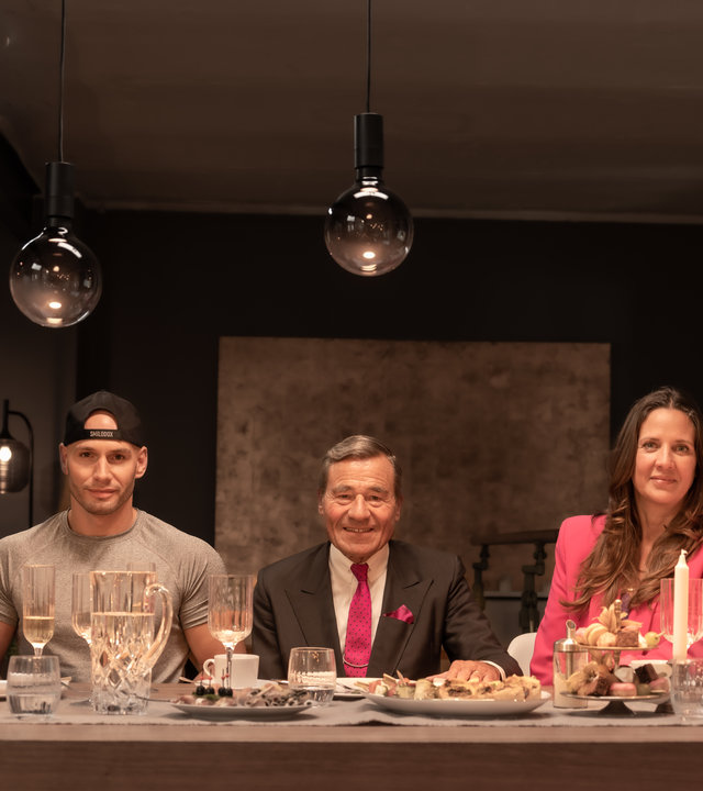 "ZDFzeit: Mensch Millionär - Reichtum, Neid, Gerechtigkeit": Anna Alex, "Flying Uwe" Schüder, Wolfgang Grupp, Dana Schweiger und Tim Schäcker sitzen an einem Tisch und schauen in die Kamera.
