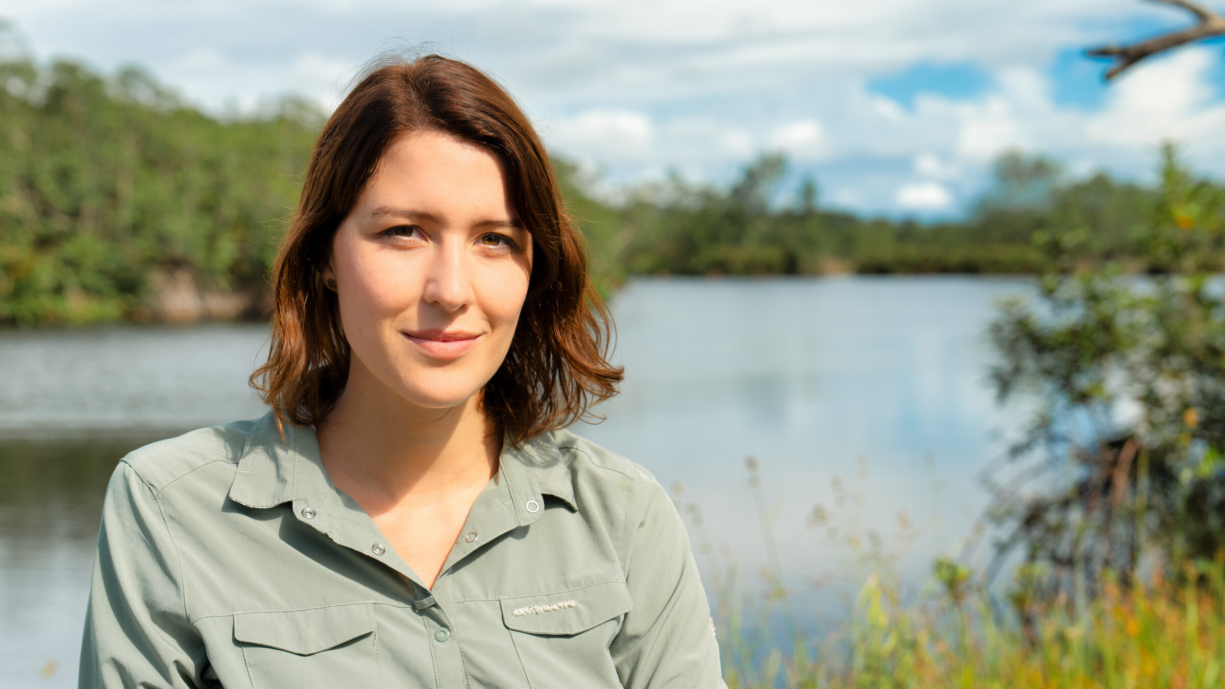 "Terra X: Faszination Erde - mit Hannah Emde - Gabun - Afrikas letztes Paradies?": Hannah Emde, die neue Moderatorin von "Faszination Erde", steht bei Dreharbeiten in Gabun an einem Fluss.