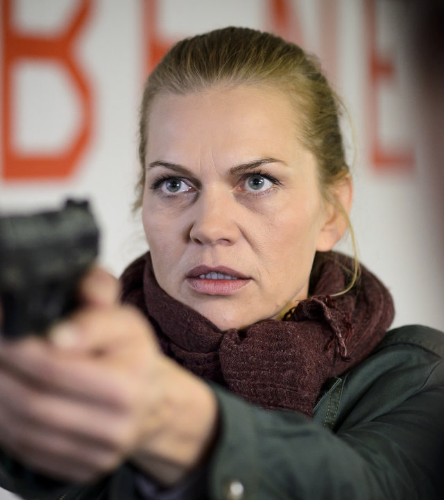 "Helen Dorn – Gefahr im Verzug“: Helen Dorn (Anna Loos) richtet ihre Waffe auf Adrian (Marcus Mittermeier).
