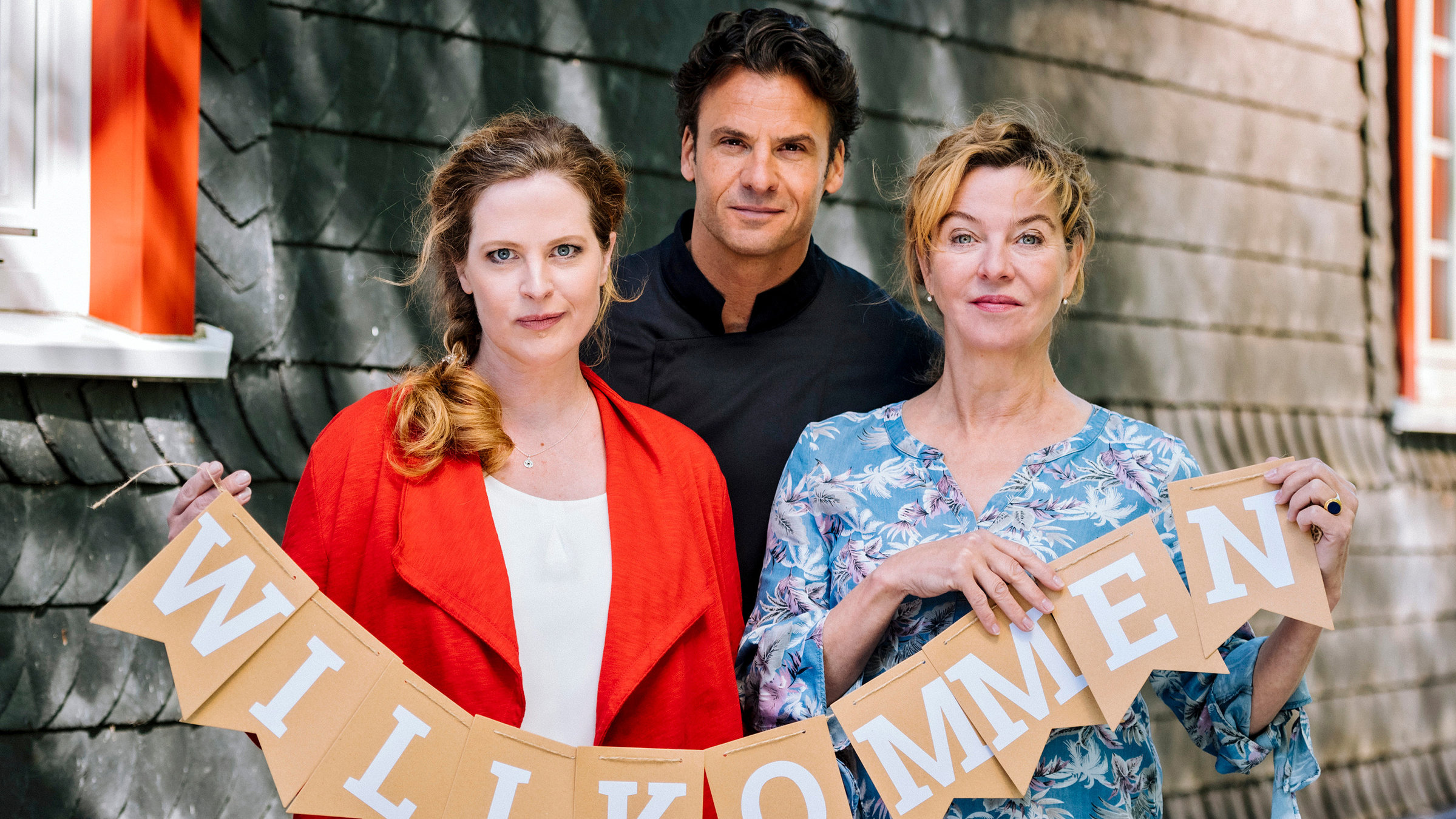 "Meine Mutter traut sich was": Eifel-Wirtin Antonia „Toni“ Janssen (Diana Amft), ihre Mutter Heidi (Margarita Broich) und Rufus van Berg (Stephan Luca).