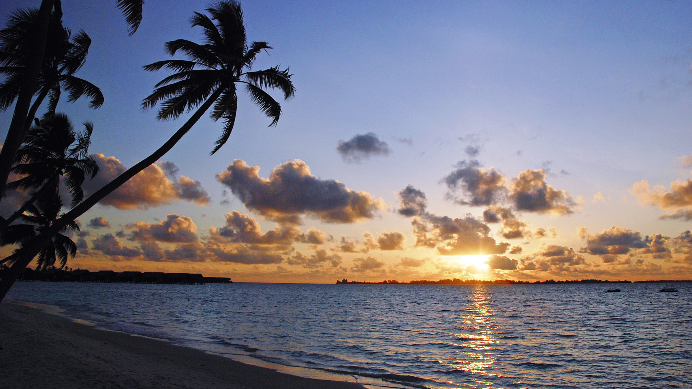 "unterwegs: Malediven - Atolle, Wassertaxis und Taucher": Sonnenuntergang auf den Malediven.