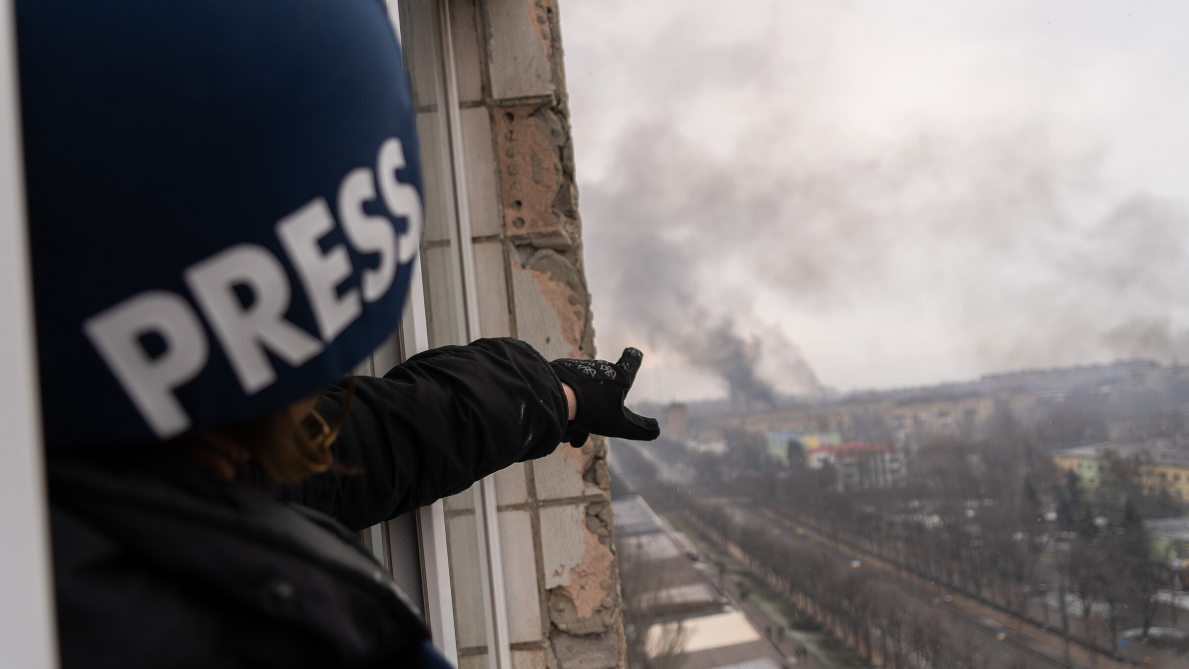 "20 Tage in Mariupol": Chernov und sein Team begeben sich im Kriegsgebiet täglich in tödliche Gefahr, um ihre Kamerabilder aus der Stadt und in die Welt zu übertragen.