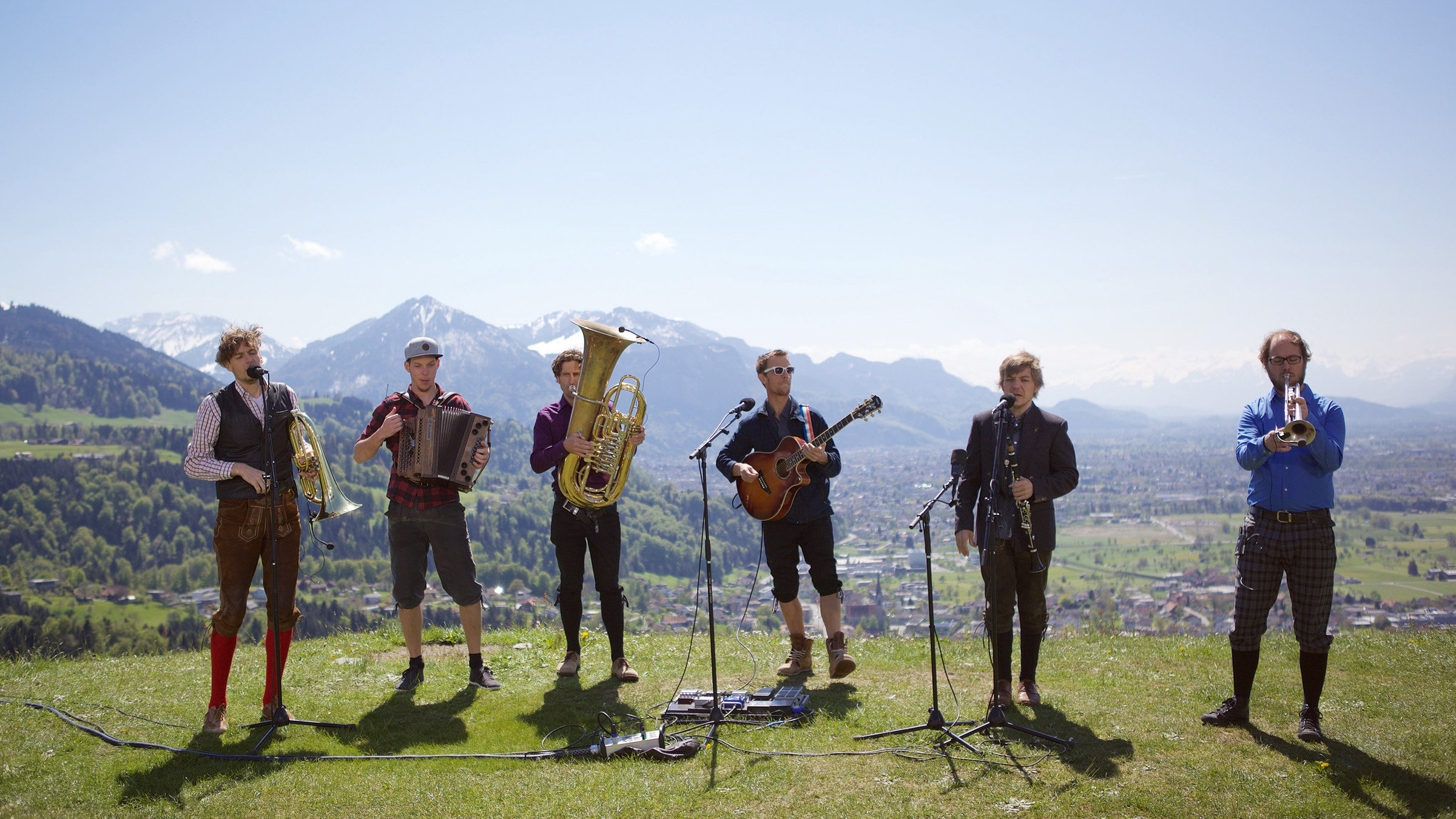 "Frühling in Vorarlberg" - Musiker vor Alpenpanorame