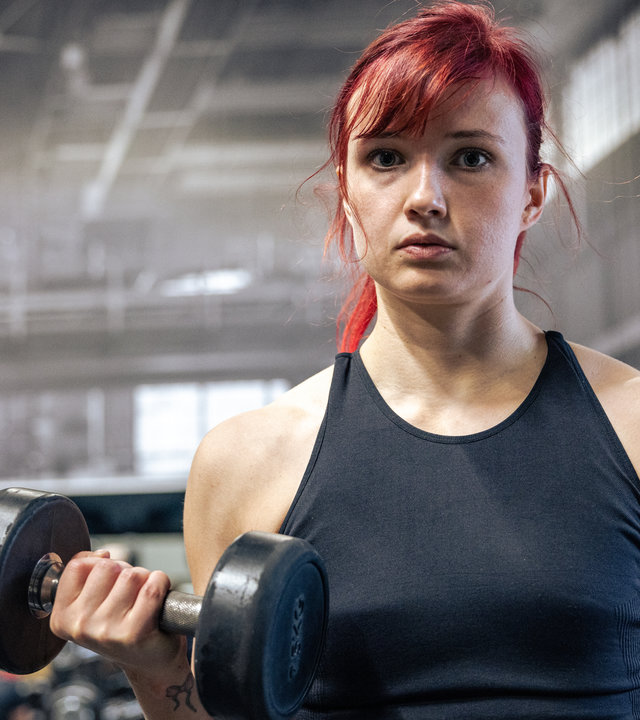 "37°Leben": Farina hebt eine Hantel hoch, steht im Fitnesscenter und schaut in die Kamera.