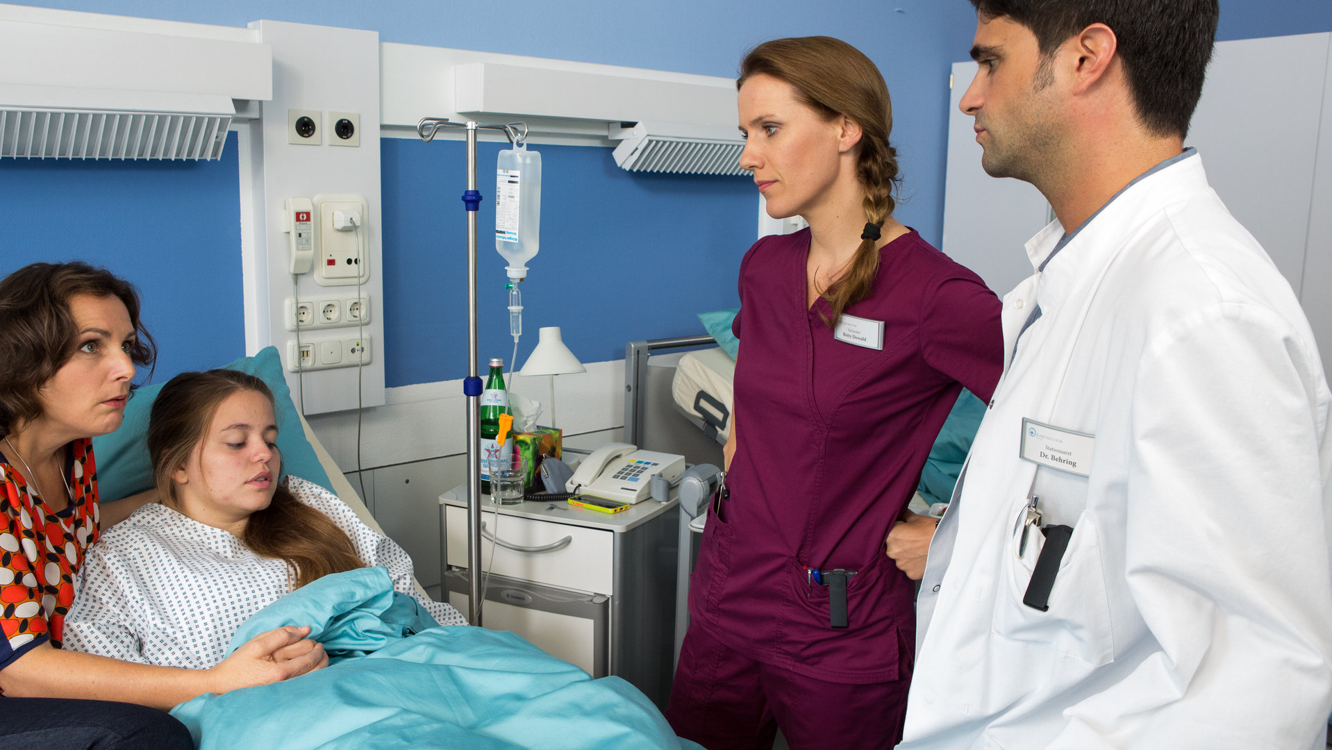 "Bettys Diagnose: Wunschkind": Sarah Hansen (Sanne Schnapp), Betty Dewald (Bettina Lamprecht), Dr. Behring (Maximilian Grill) und Emily Hansen (Lotte Becker) im Krankenzimmer.