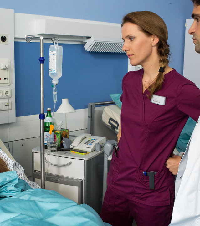 "Bettys Diagnose: Wunschkind": Sarah Hansen (Sanne Schnapp), Betty Dewald (Bettina Lamprecht), Dr. Behring (Maximilian Grill) und Emily Hansen (Lotte Becker) im Krankenzimmer.