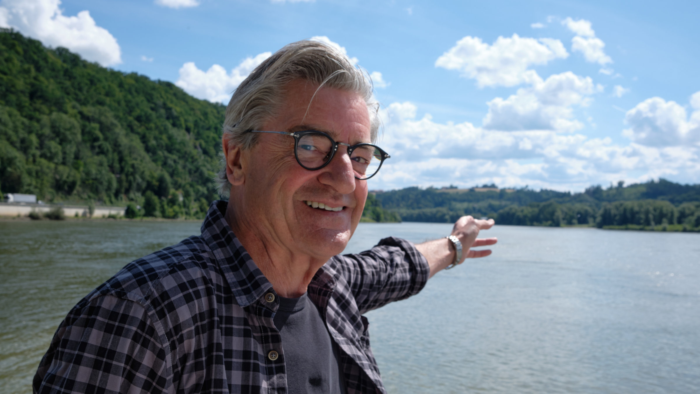 "Gernstl unterwegs an der Donau (2/3)": Reporter Franz Gernstl in Passau, Startpunkt der zweiten Folge. Am Dreiflusseck in Passau wächst die Donau zu beachtlicher Größe an.