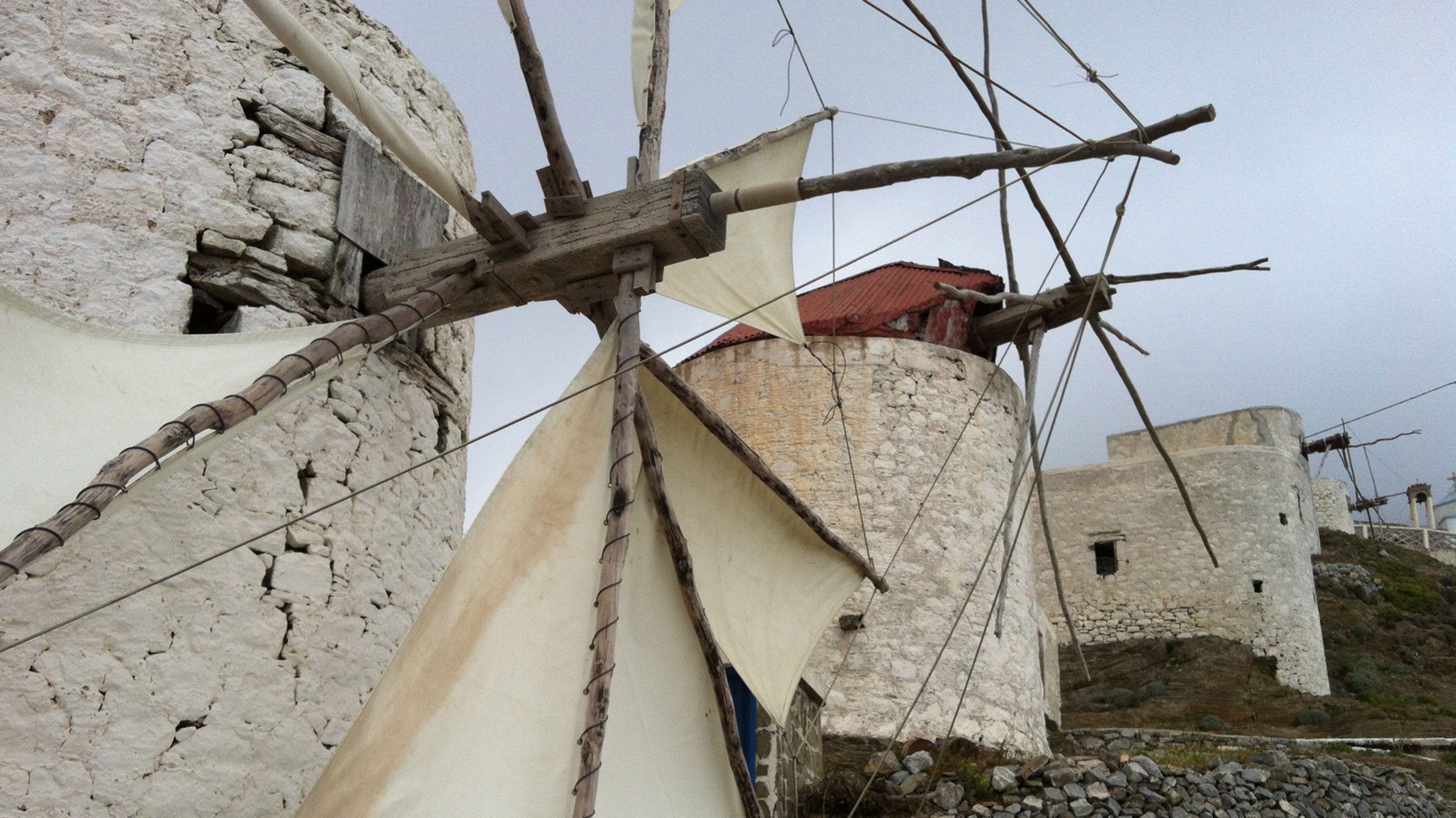 "Griechenland von Insel zu Insel: der Dodekanes" - Im windumtosten Olympos auf Karpathos hatte früher jede Familie ihre eigene Mühle. Wassili Farmakidi betreibt hier die letzte noch intakte Windmühle.