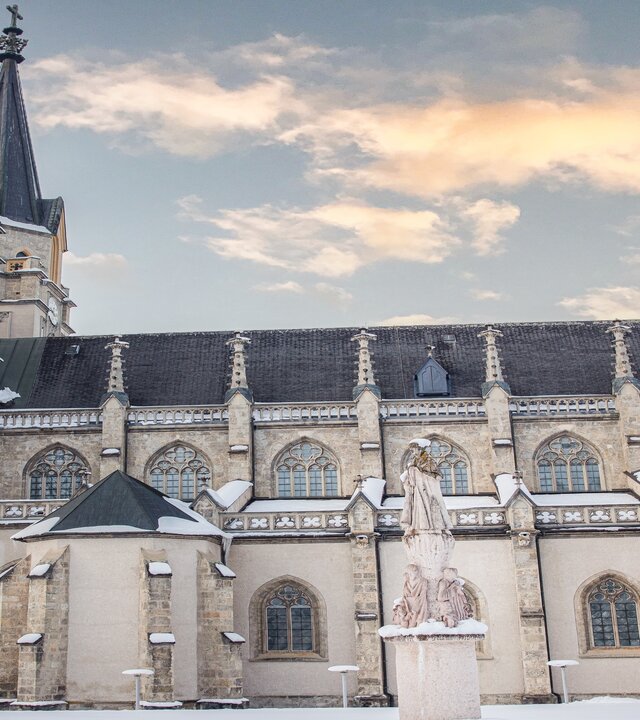 "Katholischer Weihnachtsgottesdienst - Ich steh' an deiner Krippe hier": Seitliche Außenansicht des Benediktinerklosters Admont in der Steiermark in Österreich.