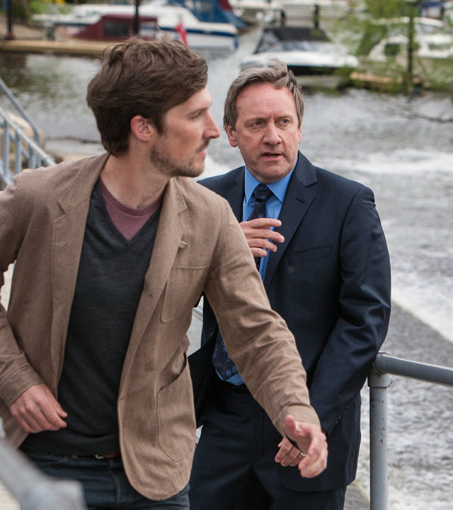 "Inspector Barnaby  - Da hilft nur beten": Inspector Barnaby (Neil Dudgeon)  und DC Charlie Nelson (Gwilym Lee) auf einer schmalen Brücke.