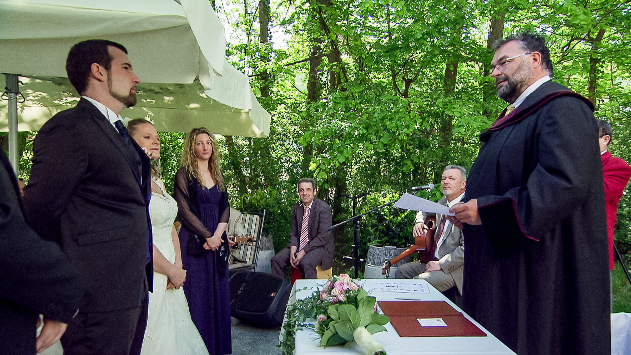 "Am Standesamt": Hans Wimmer (re.) bei einer Outdoor Hochzeit.